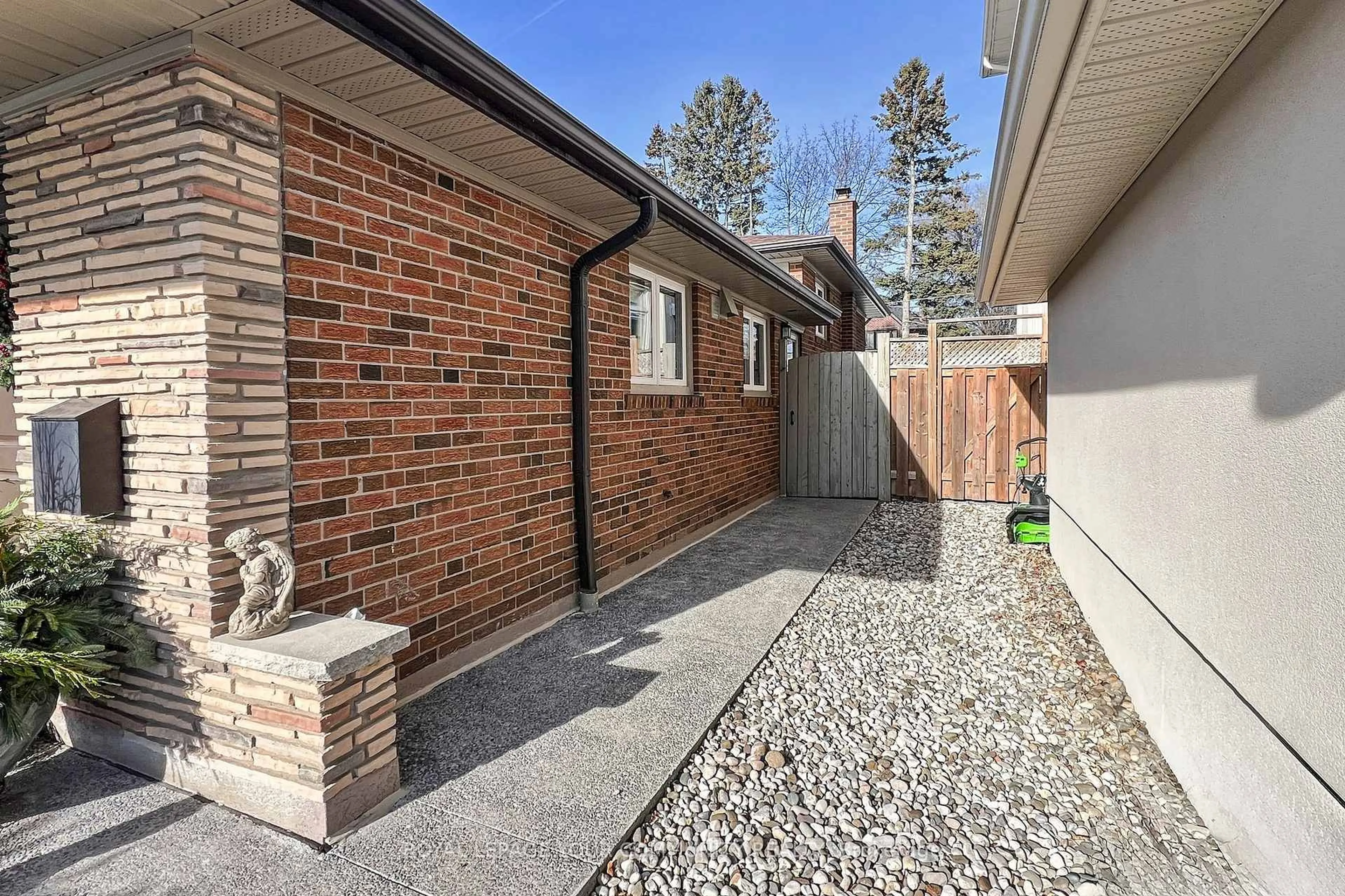 Patio, street for 67 Fred Varley Dr, Markham Ontario L3R 1S6