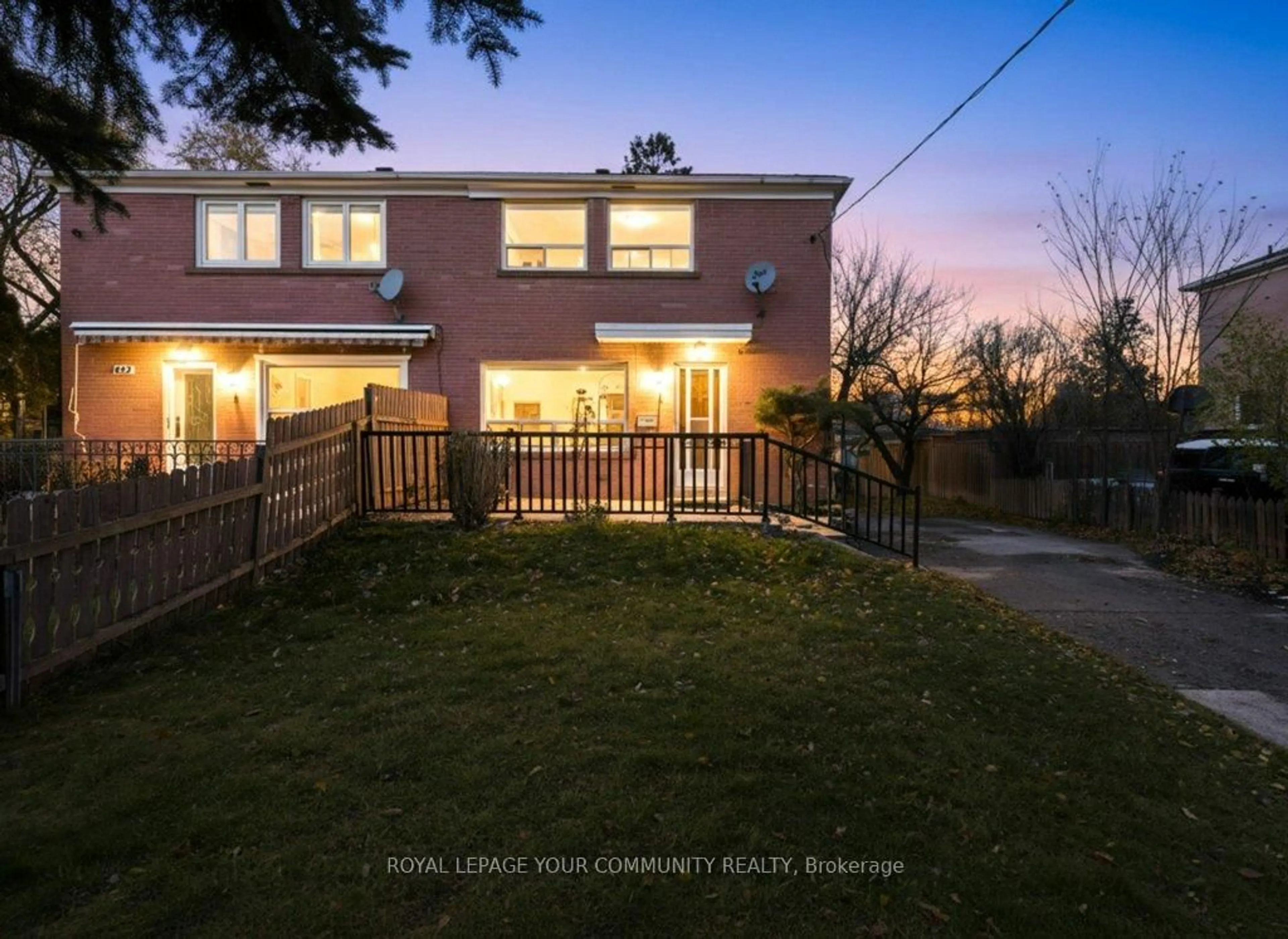 A pic from outside/outdoor area/front of a property/back of a property/a pic from drone, street for 245 Demaine Cres, Richmond Hill Ontario L4C 2W4