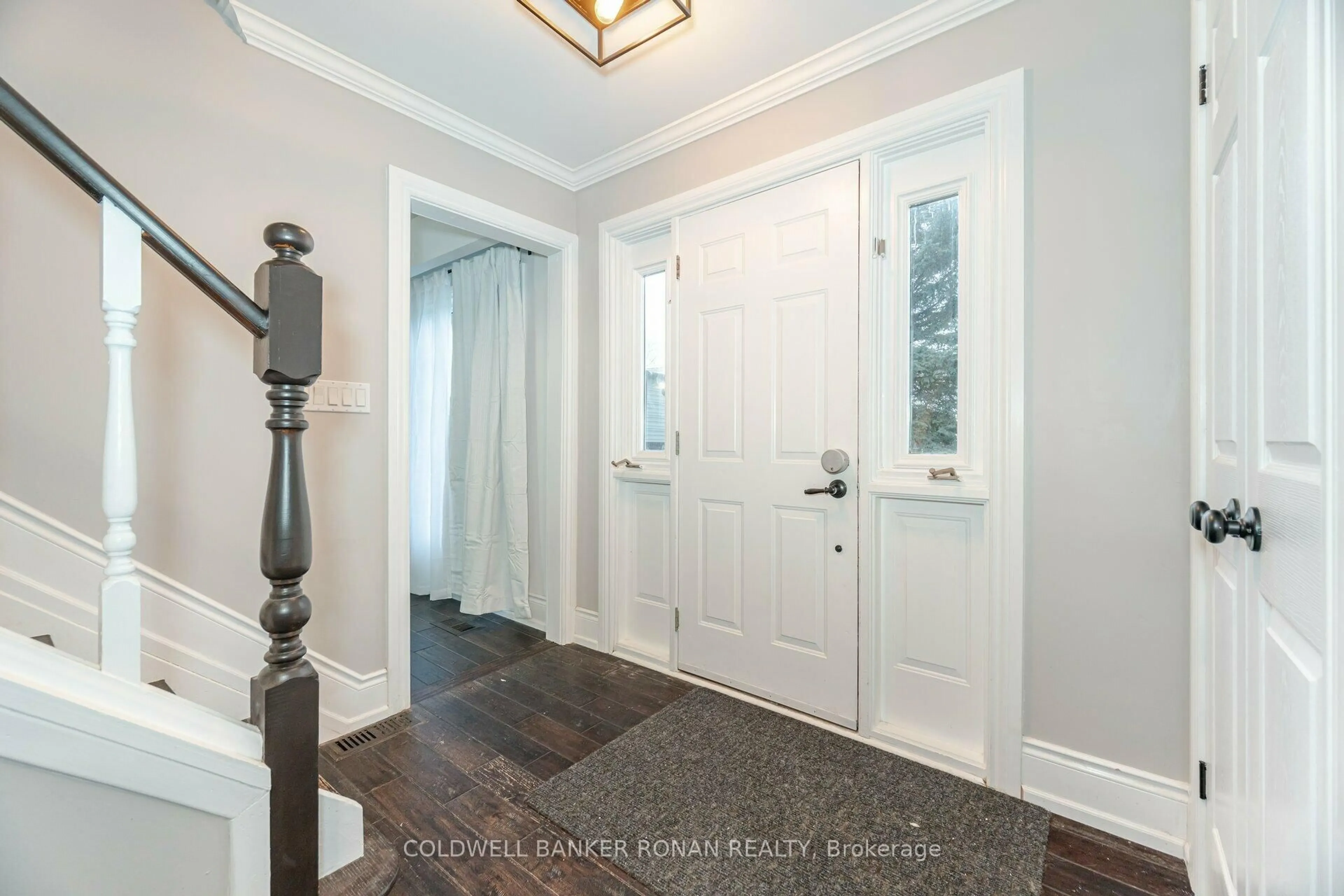Indoor entryway for 2209 10th Sdrd, New Tecumseth Ontario L0G 1W0