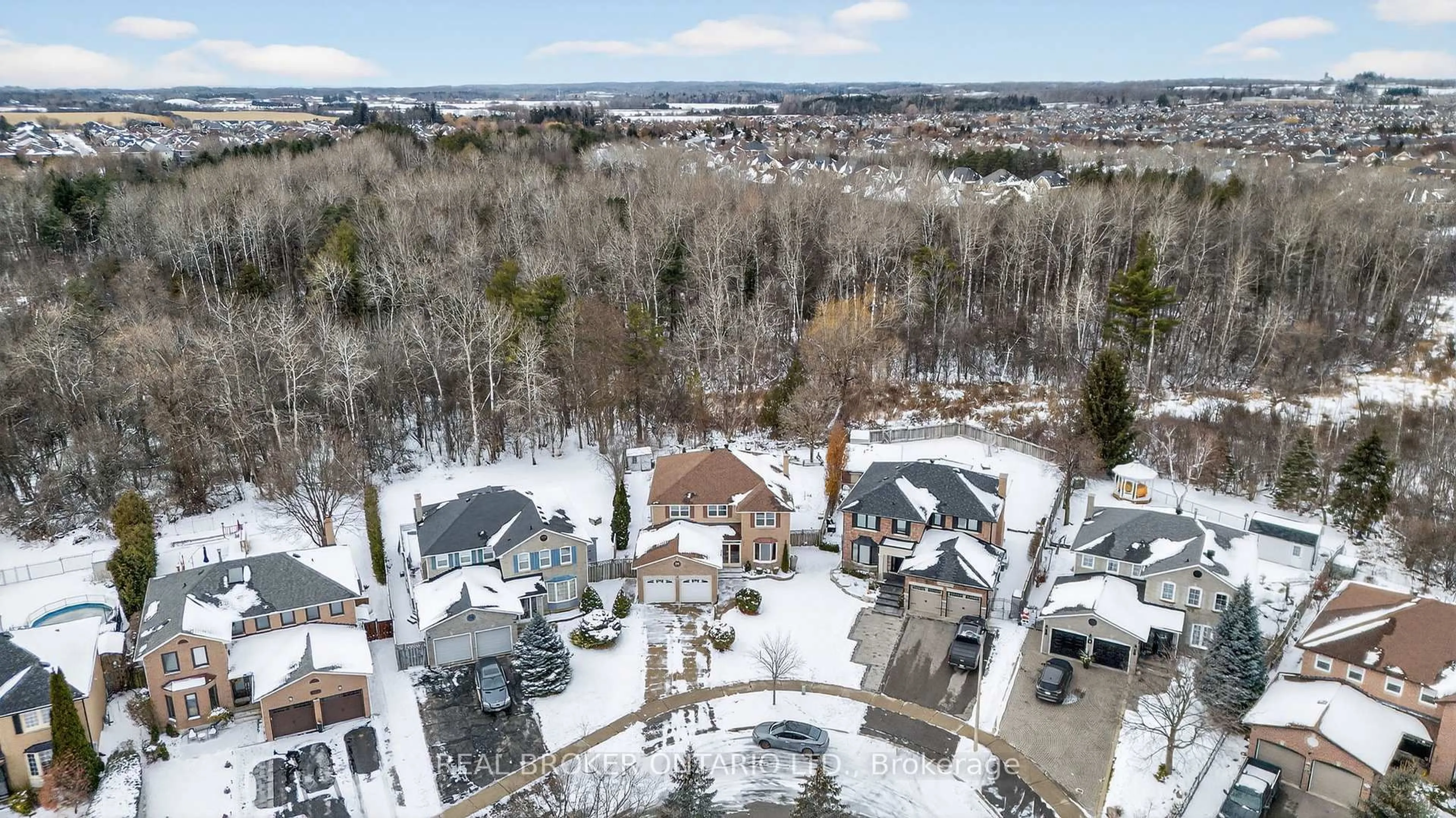 A pic from outside/outdoor area/front of a property/back of a property/a pic from drone, mountain view for 28 Blyth St, Richmond Hill Ontario L4E 2Y1