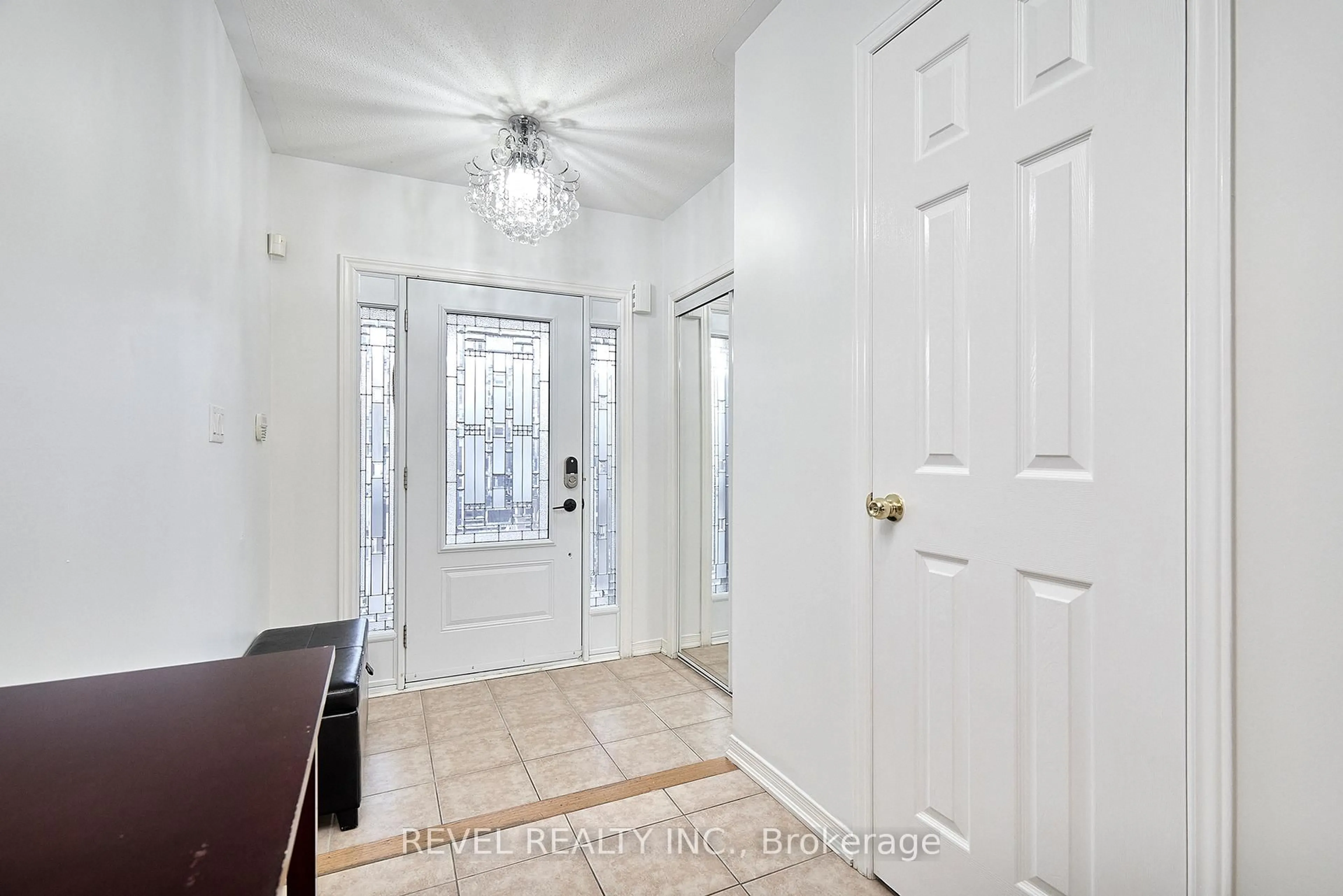 Indoor entryway for 35 Manordale Cres, Vaughan Ontario L4H 0T6