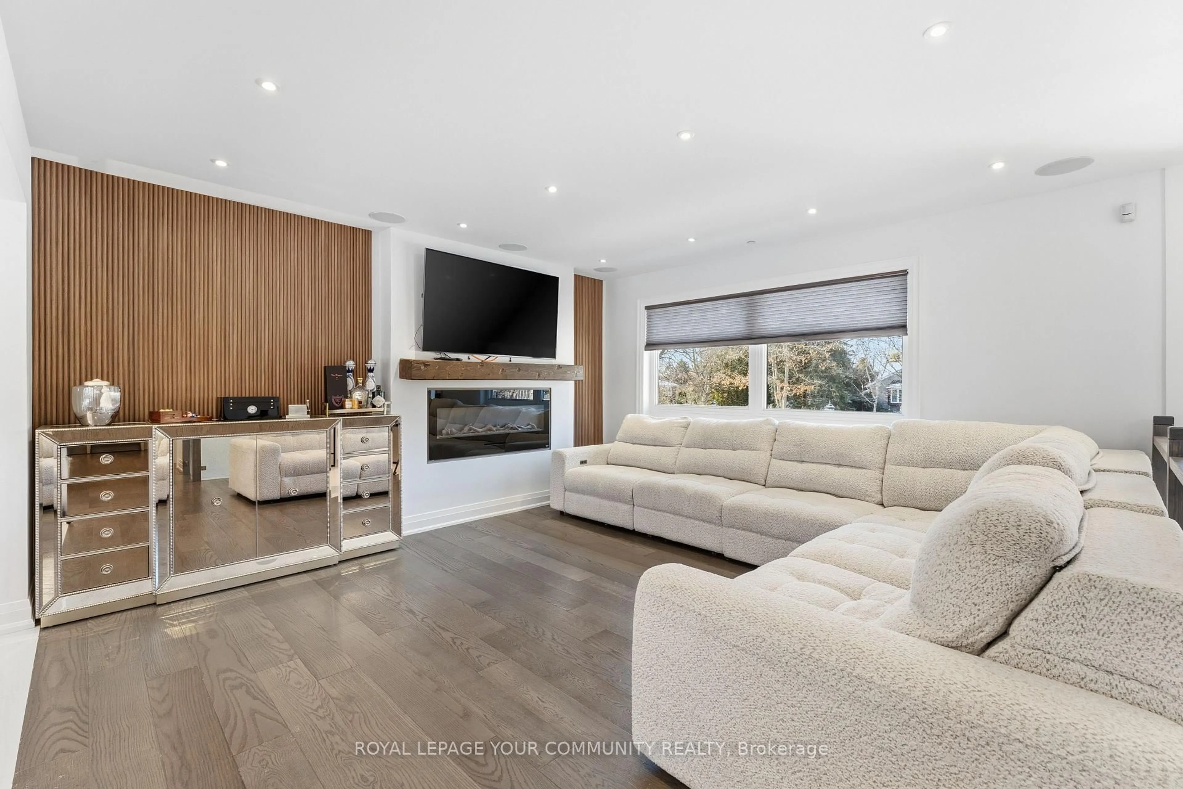 Living room with furniture, wood/laminate floor for 16025 Concession 7, King Ontario L6A 5B9