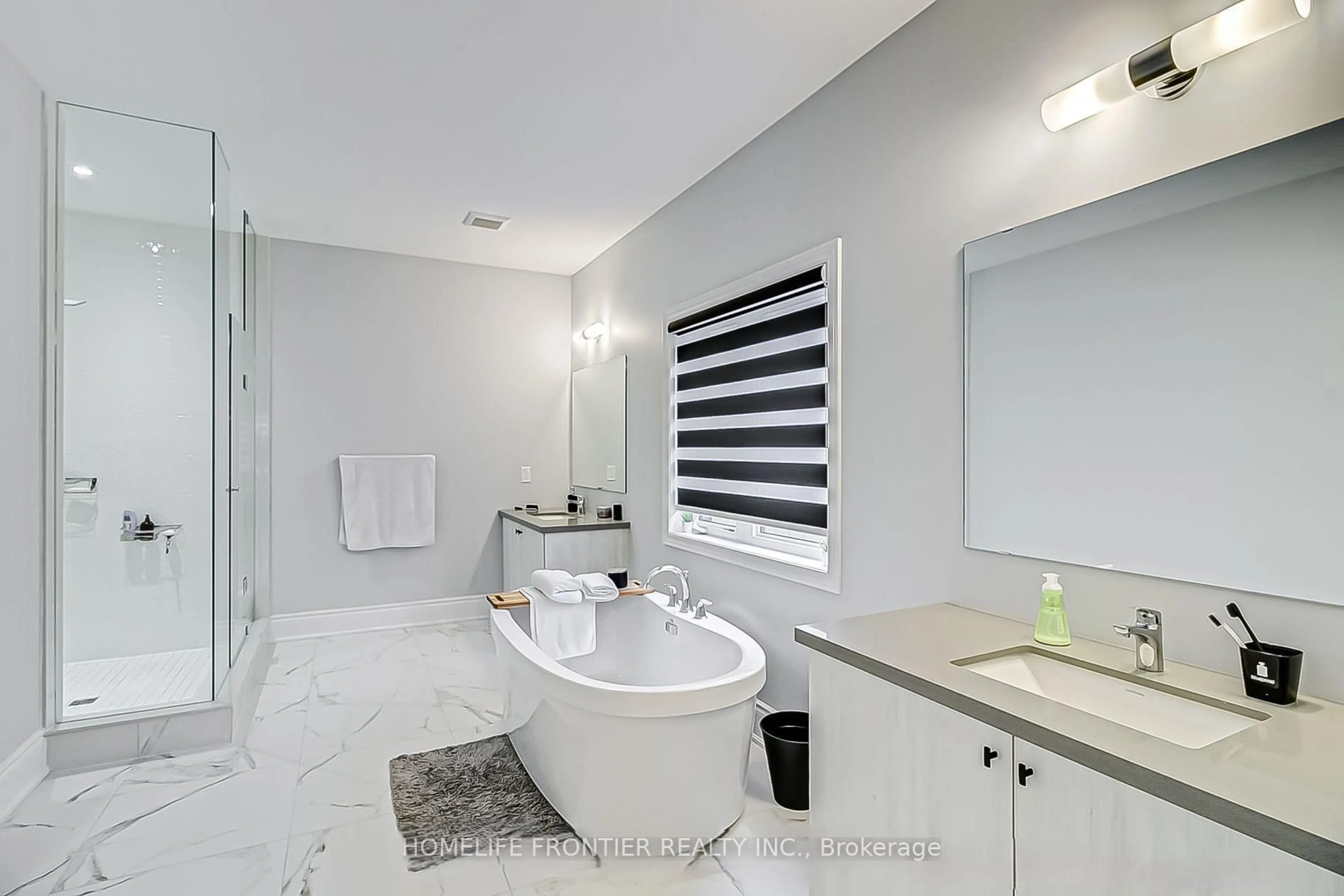 Contemporary bathroom, ceramic/tile floor for 37 Woodhaven Ave, Aurora Ontario L4G 3Y1