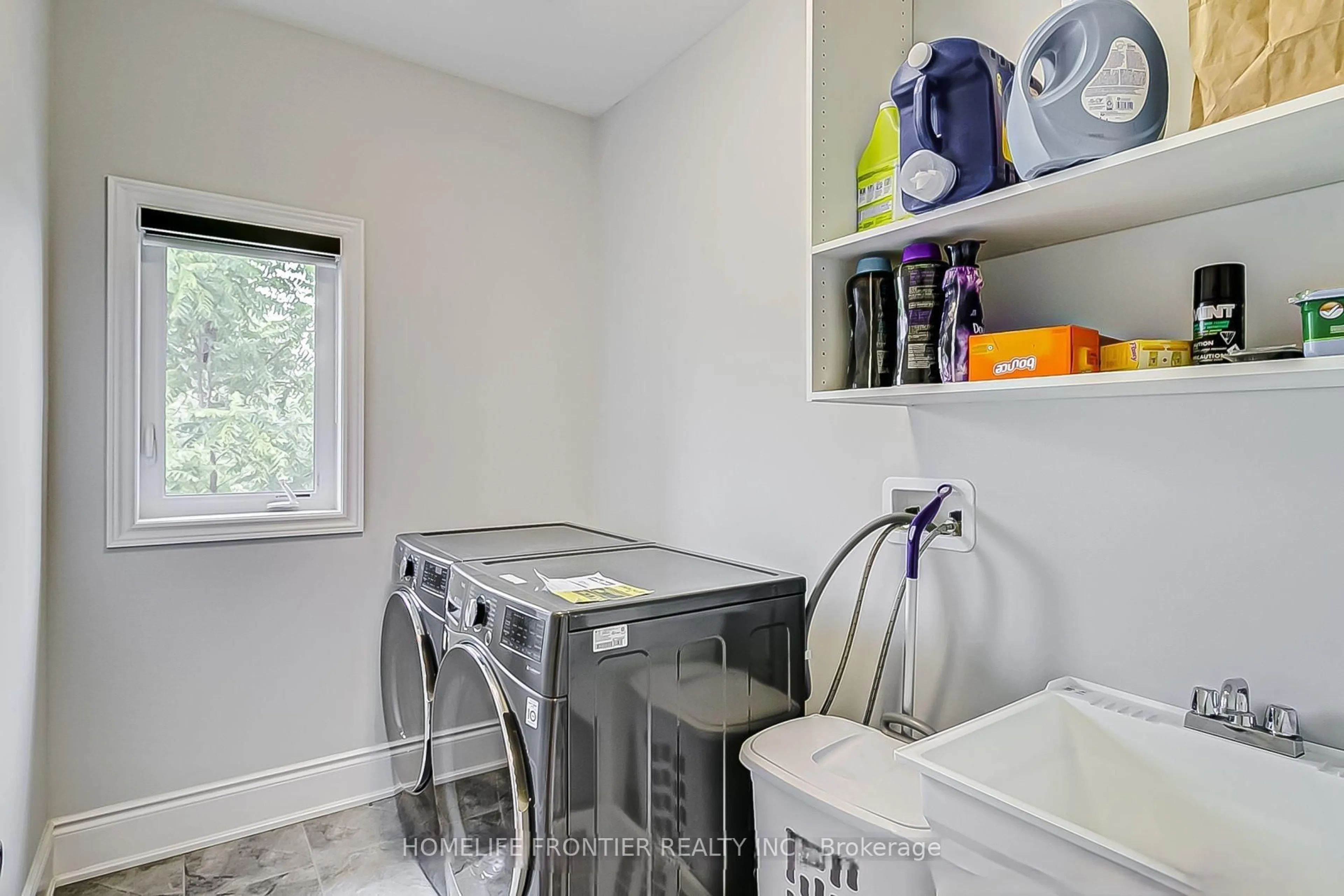 Laundry room for 37 Woodhaven Ave, Aurora Ontario L4G 3Y1