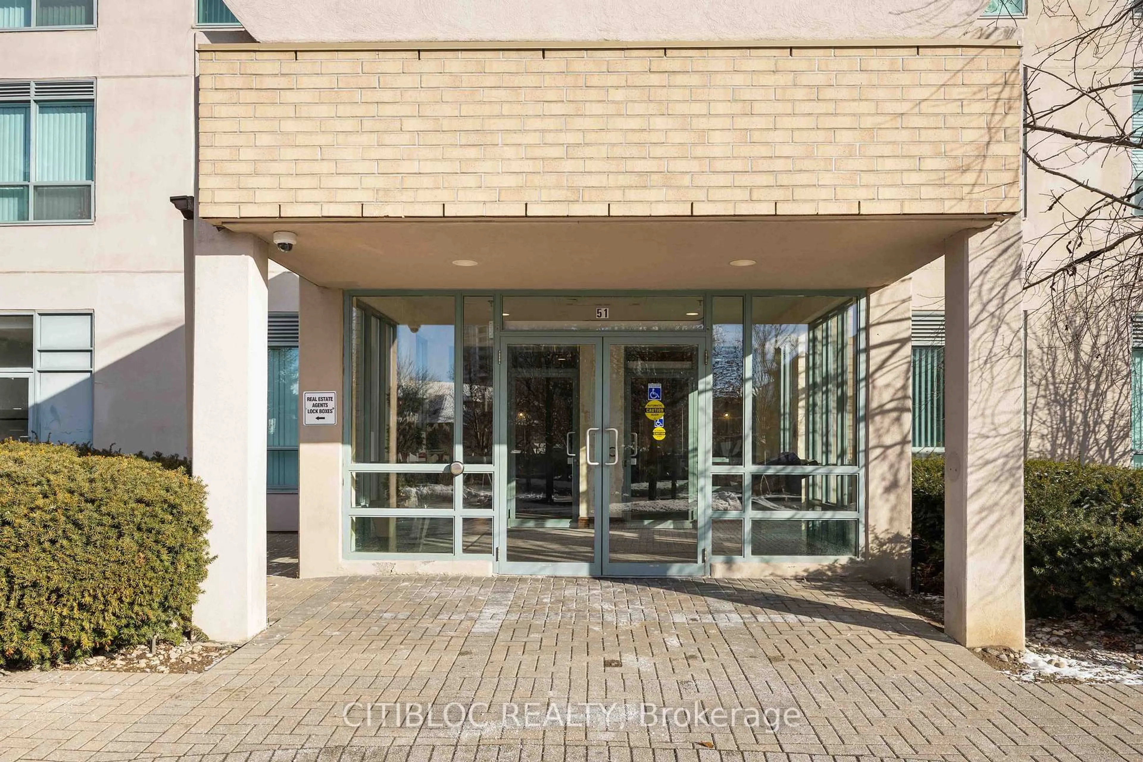 Indoor foyer for 51 Baffin Crt #420, Richmond Hill Ontario L4B 4P6