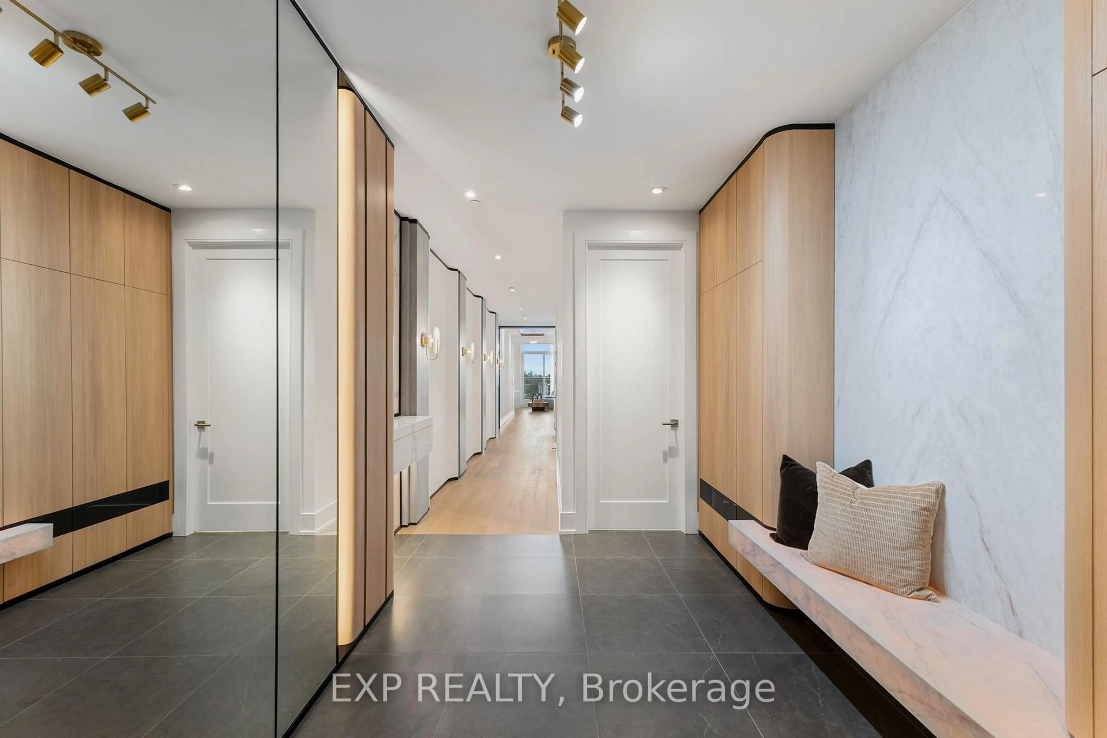 Indoor entryway for 399 Royal Orchard Blvd #418, Markham Ontario L3T 0H3