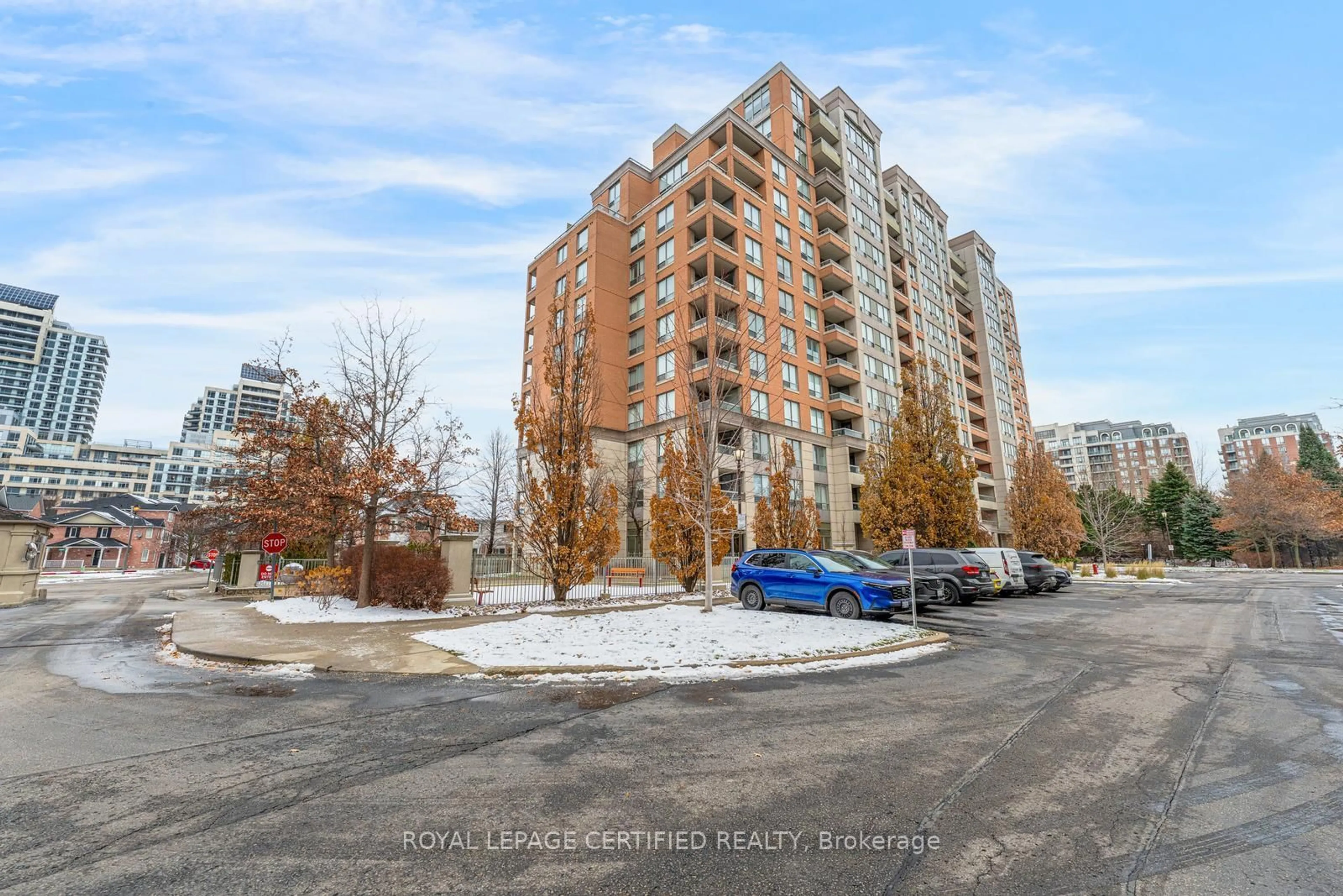 A pic from outside/outdoor area/front of a property/back of a property/a pic from drone, street for 29 Northern Hts #606, Richmond Hill Ontario L4B 4L8