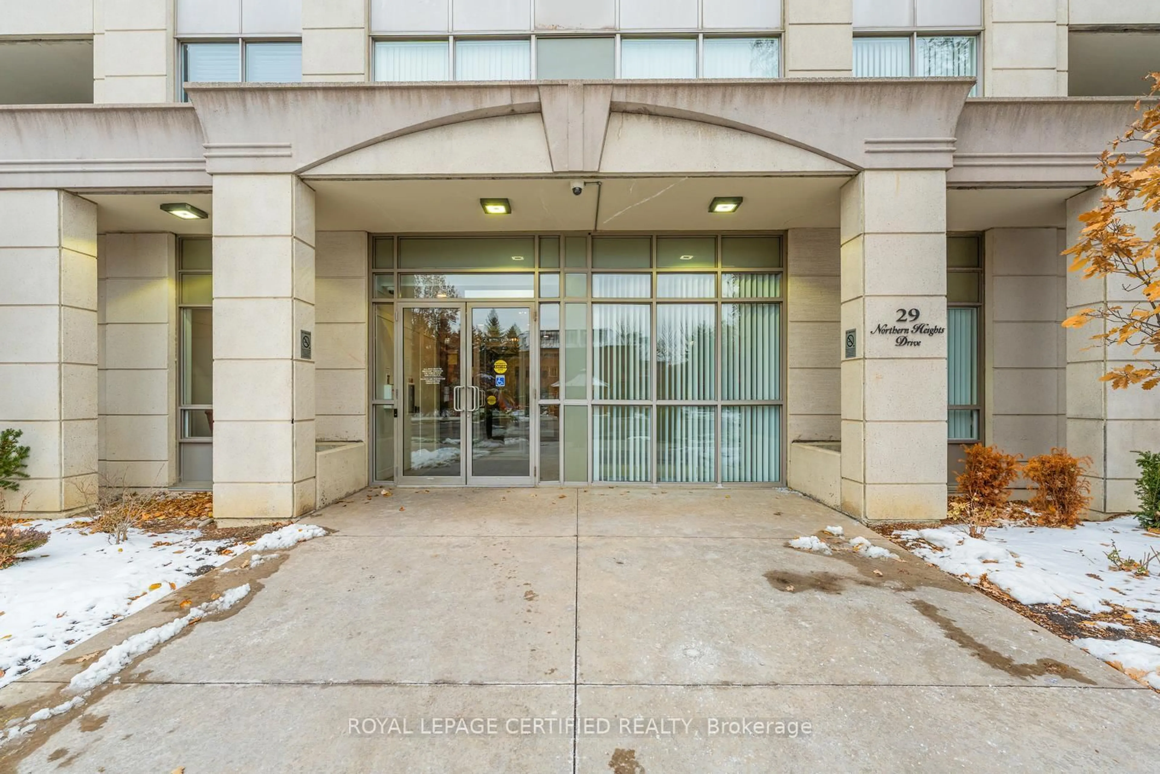Indoor foyer for 29 Northern Hts #606, Richmond Hill Ontario L4B 4L8