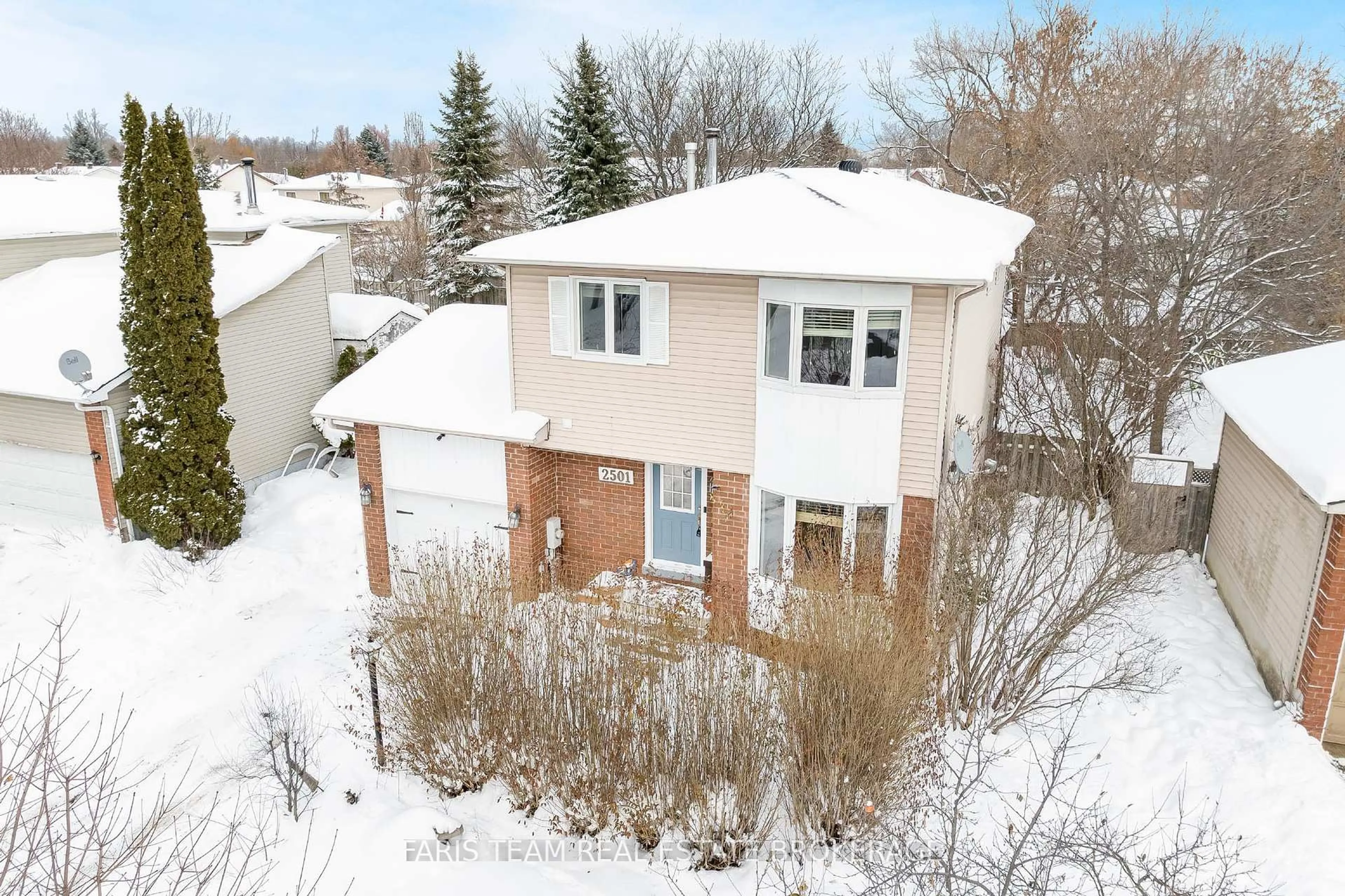 A pic from outside/outdoor area/front of a property/back of a property/a pic from drone, street for 2501 Lloyd St, Innisfil Ontario L9S 2H1