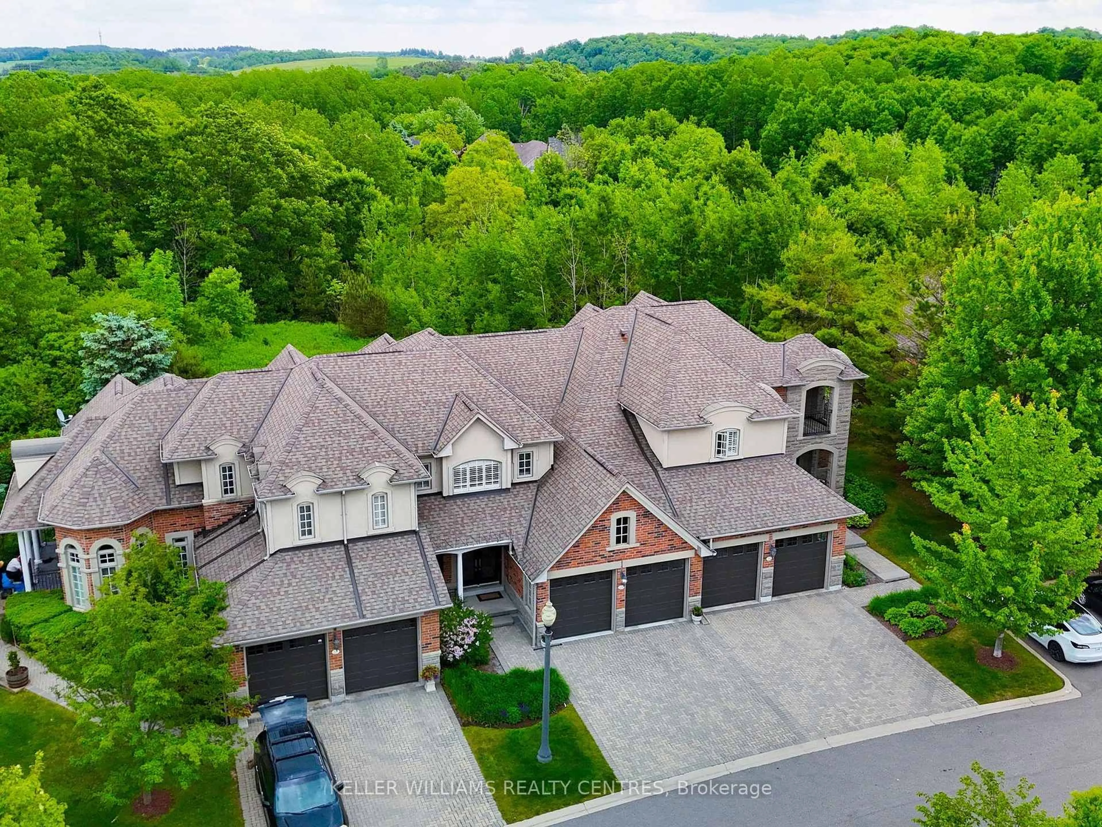 A pic from outside/outdoor area/front of a property/back of a property/a pic from drone, unknown for 29 Tucker Crt, Aurora Ontario L4G 7T2