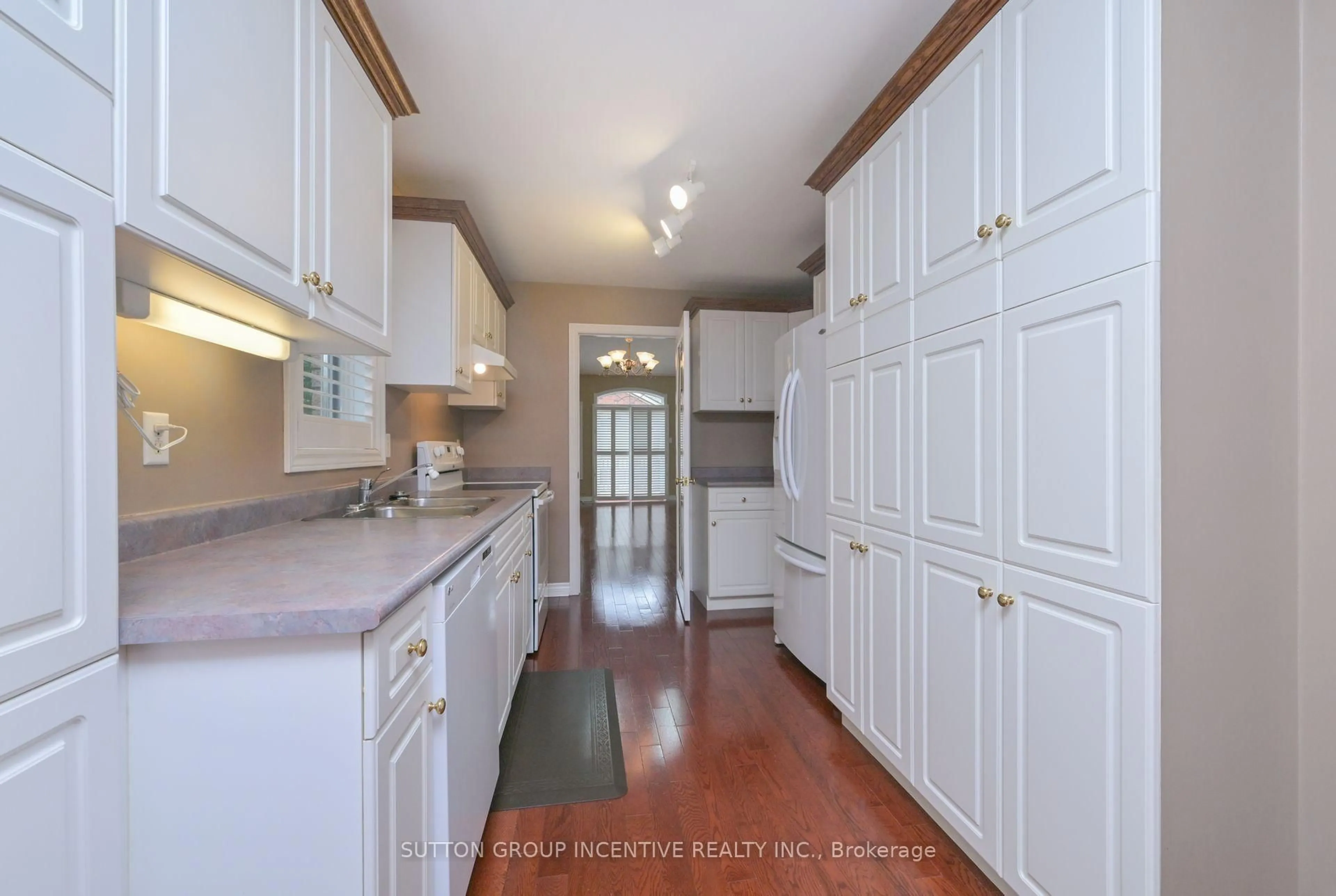 Standard kitchen, unknown for 4 Belair Pl #22, New Tecumseth Ontario L9R 1Z1