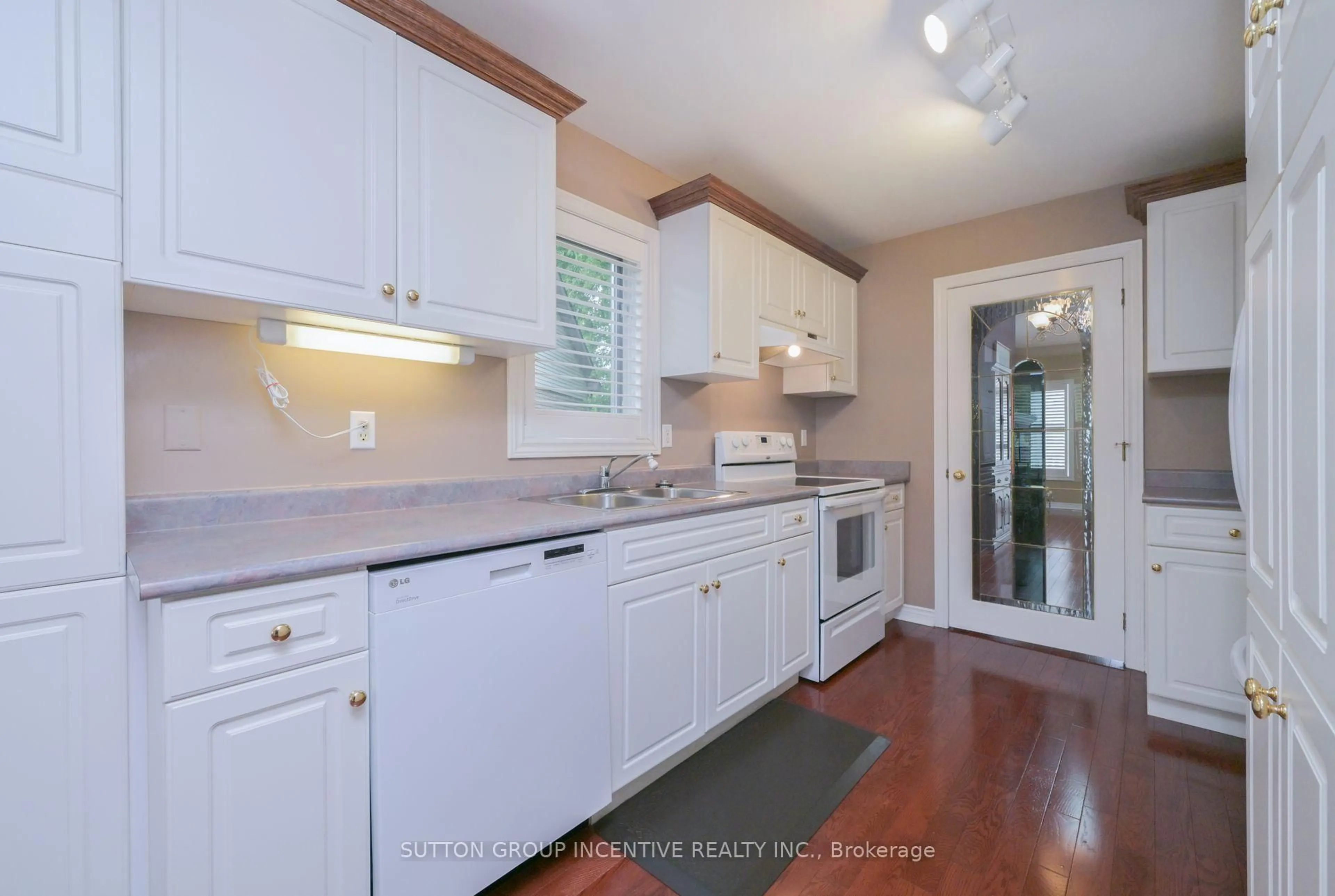 Standard kitchen, unknown for 4 Belair Pl #22, New Tecumseth Ontario L9R 1Z1