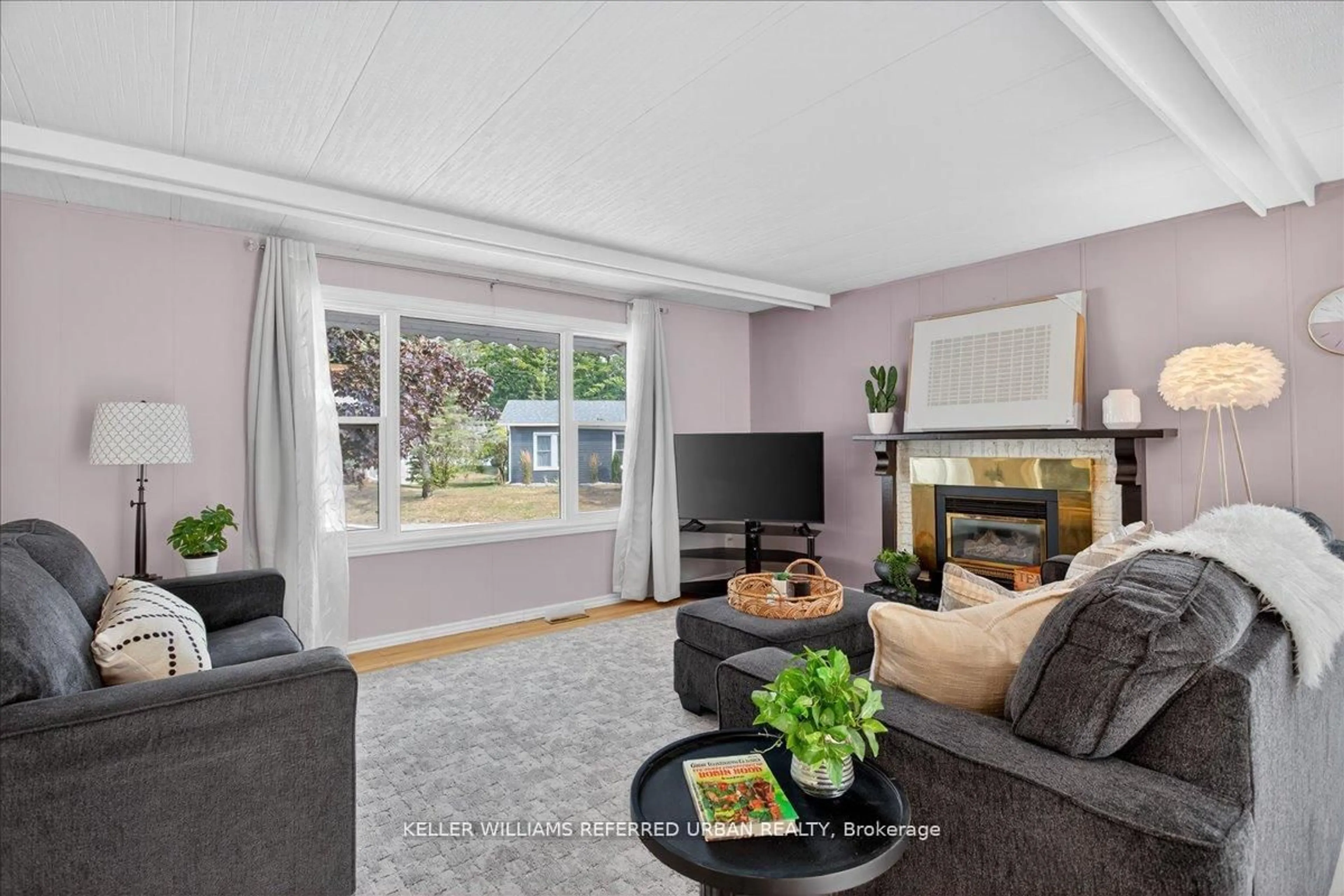 Living room with furniture, unknown for 7 Sunset Dr, Innisfil Ontario L9S 0R7