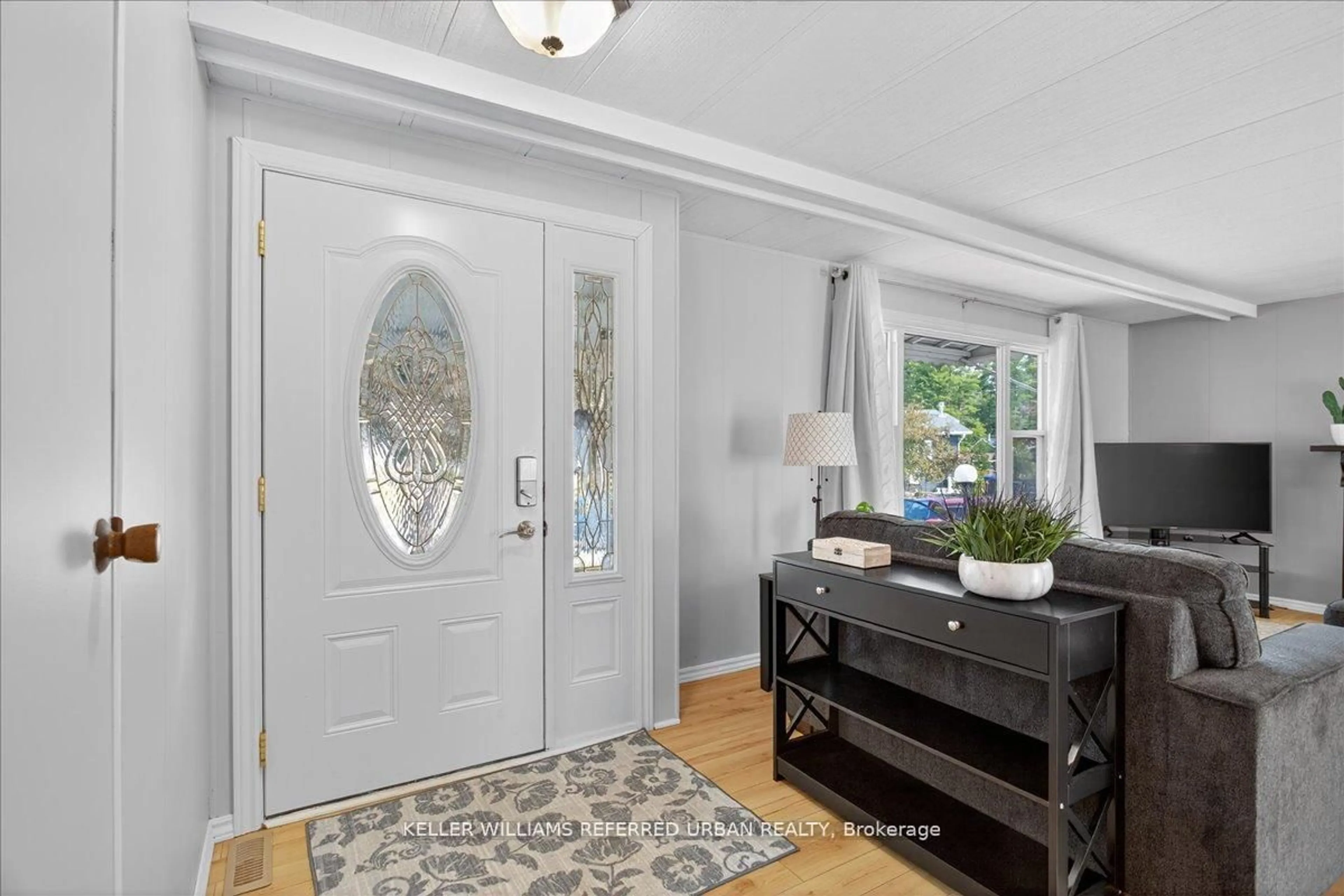 Indoor entryway for 7 Sunset Dr, Innisfil Ontario L9S 0R7