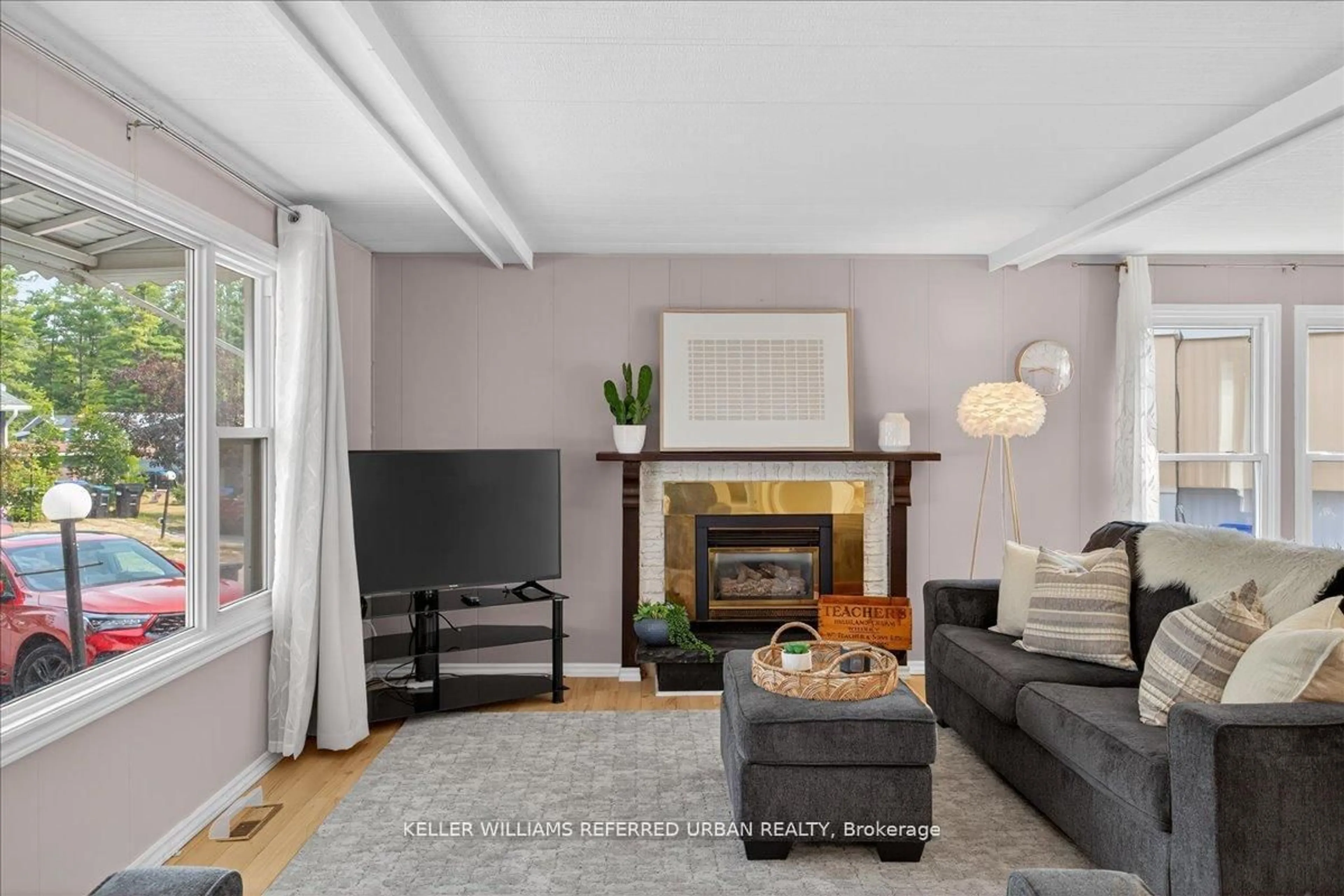 Living room with furniture, unknown for 7 Sunset Dr, Innisfil Ontario L9S 0R7