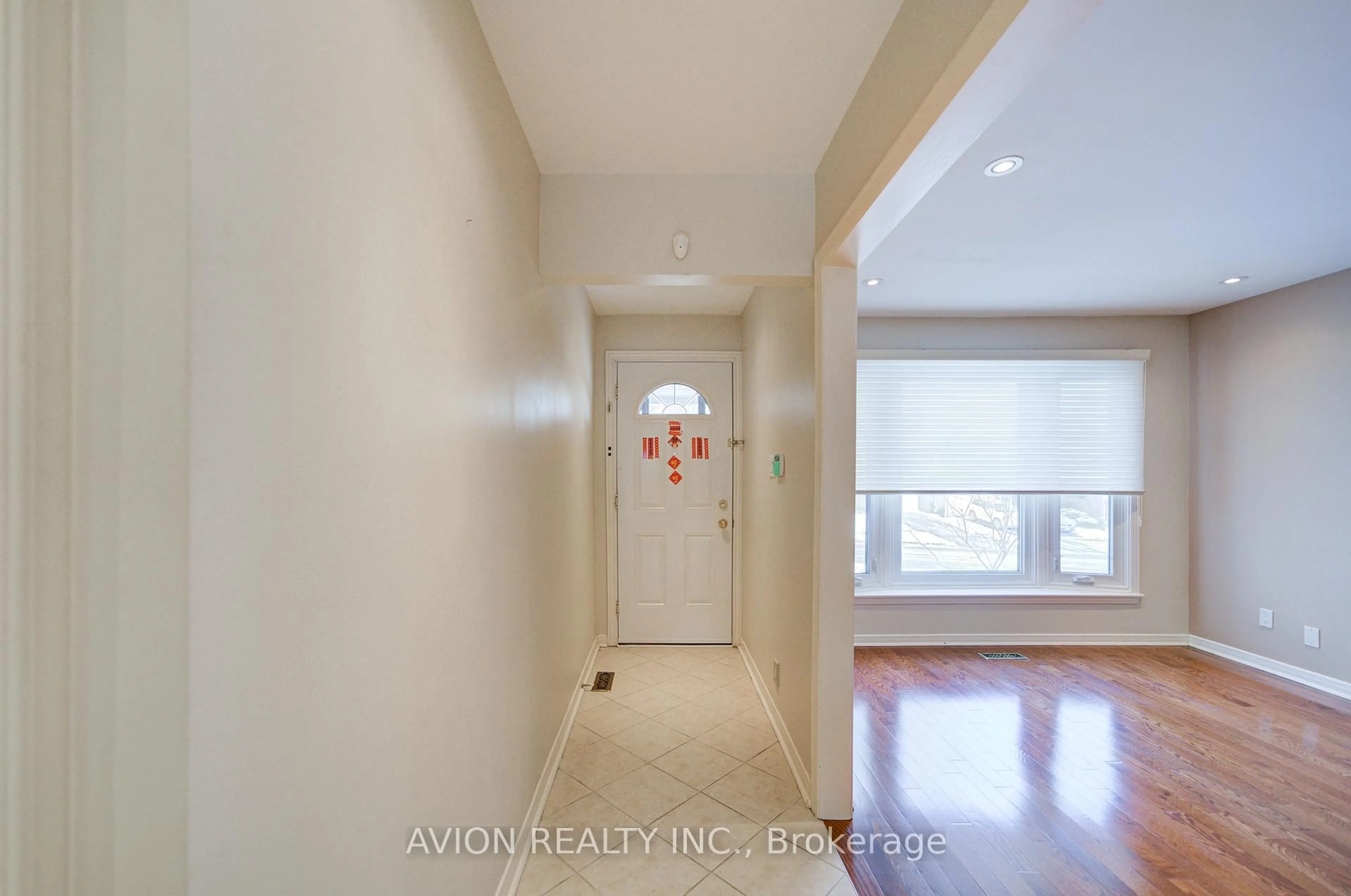 Indoor foyer for 31 Charnwood Pl, Markham Ontario L3T 5H2