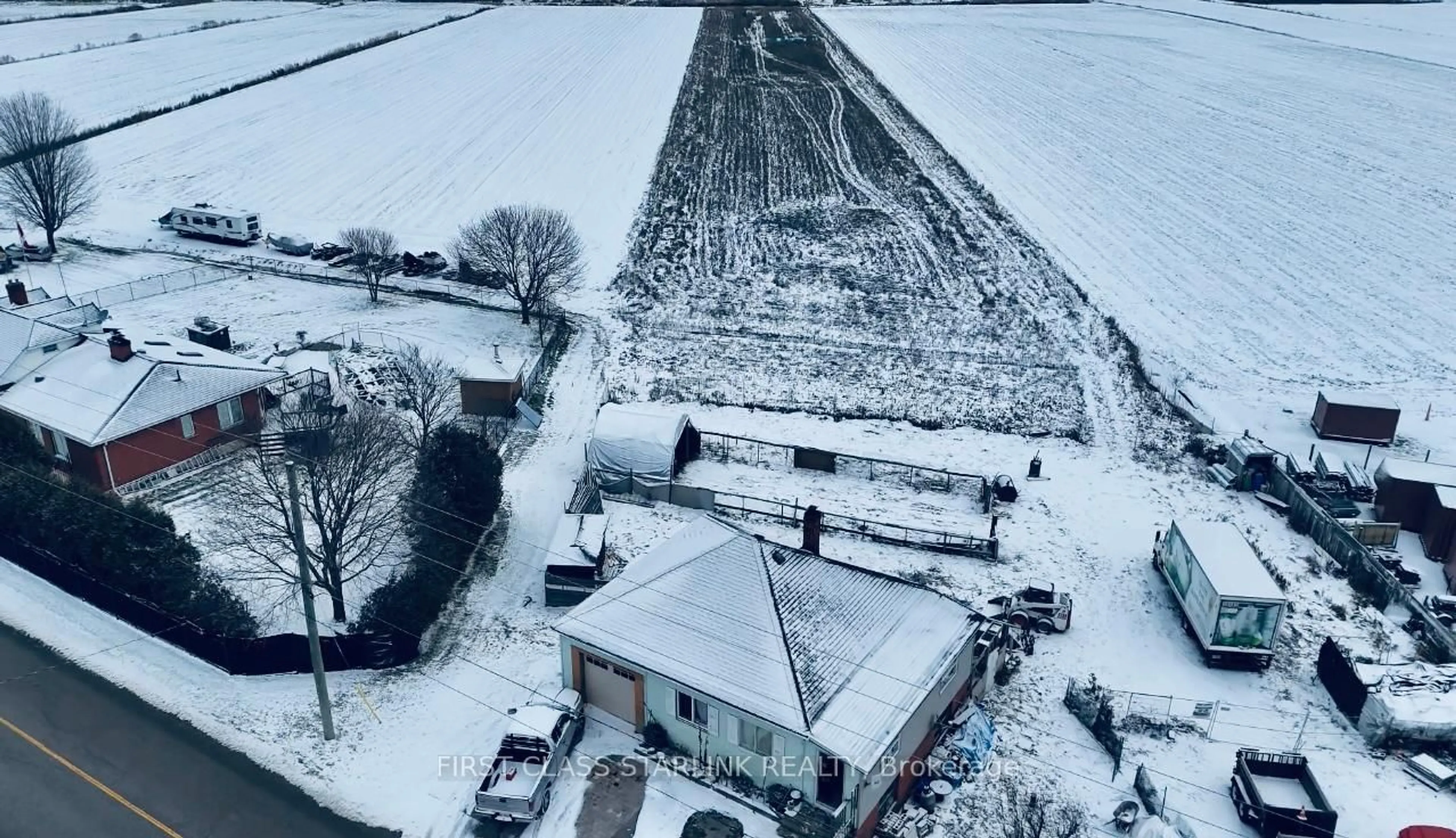 A pic from outside/outdoor area/front of a property/back of a property/a pic from drone, unknown for 2747 Canal Rd, Bradford West Gwillimbury Ontario L0G 1R0