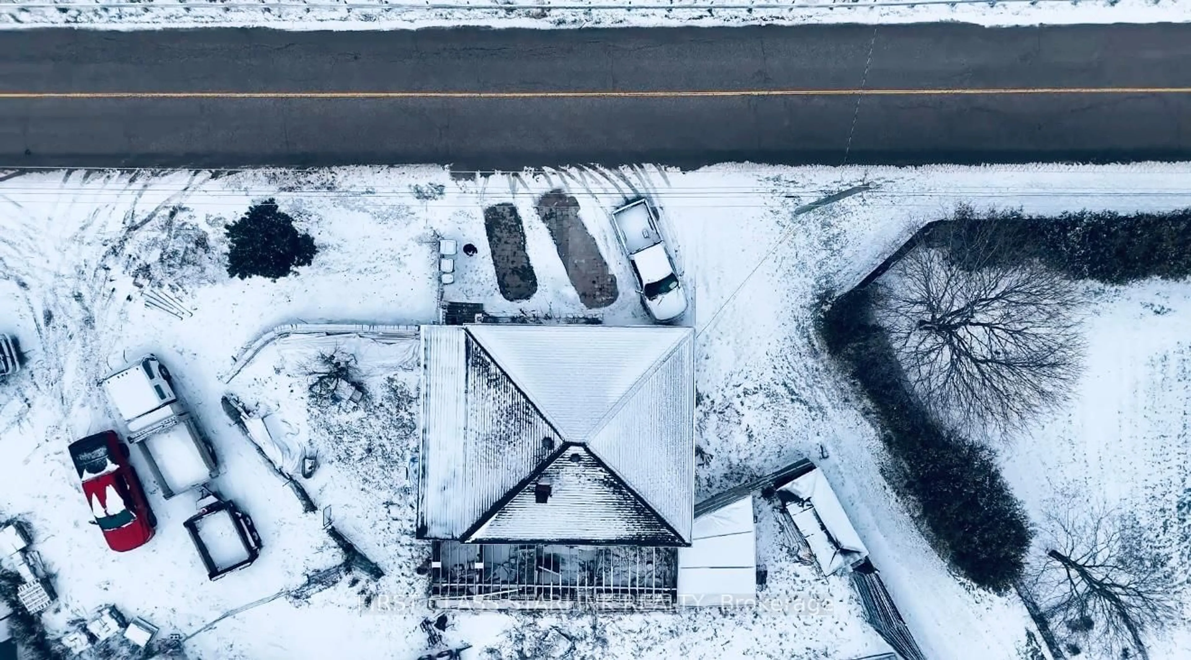 A pic from outside/outdoor area/front of a property/back of a property/a pic from drone, street for 2747 Canal Rd, Bradford West Gwillimbury Ontario L0G 1R0