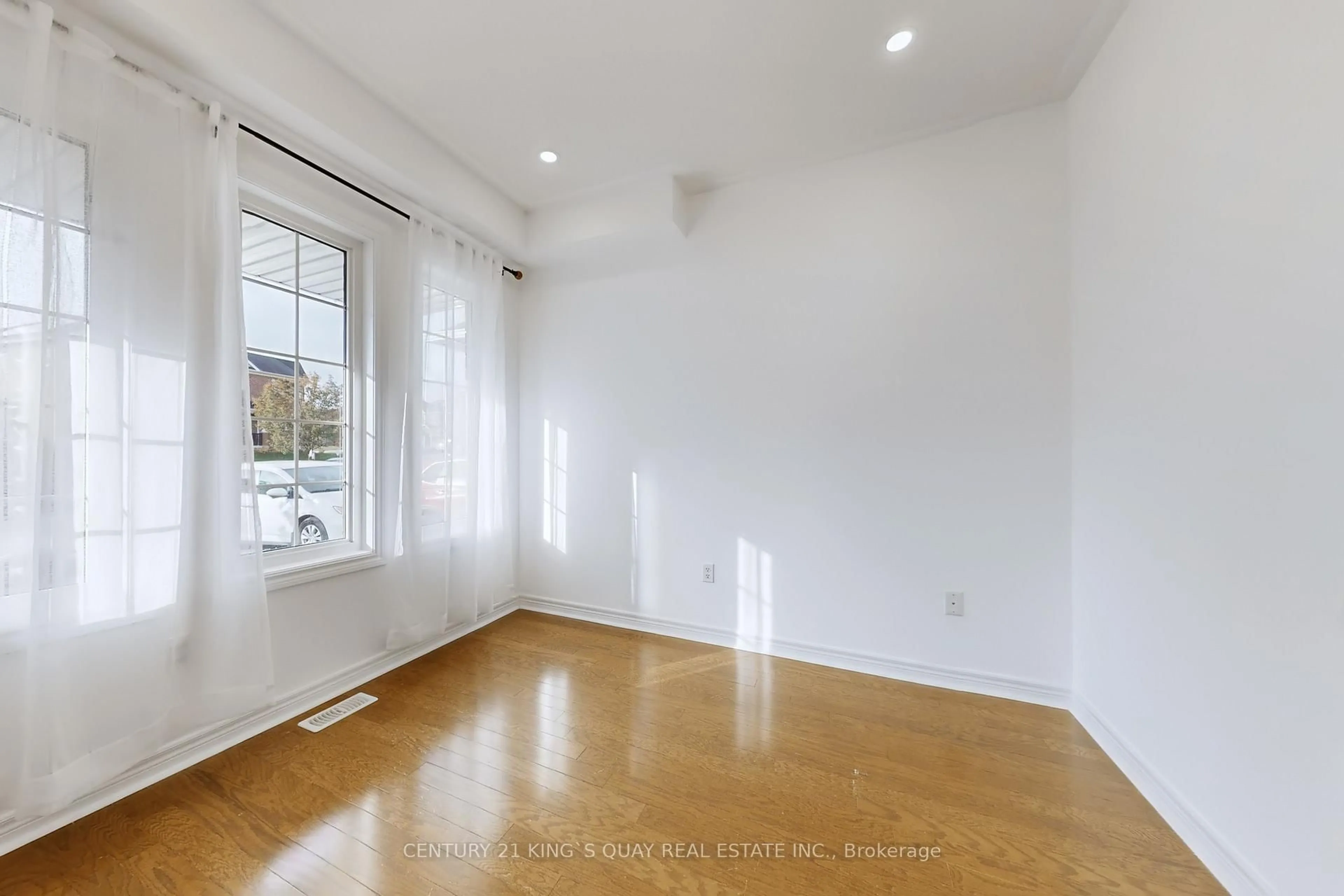 A pic of a room for 220 Karl Rose Tr, Newmarket Ontario L3X 3J3