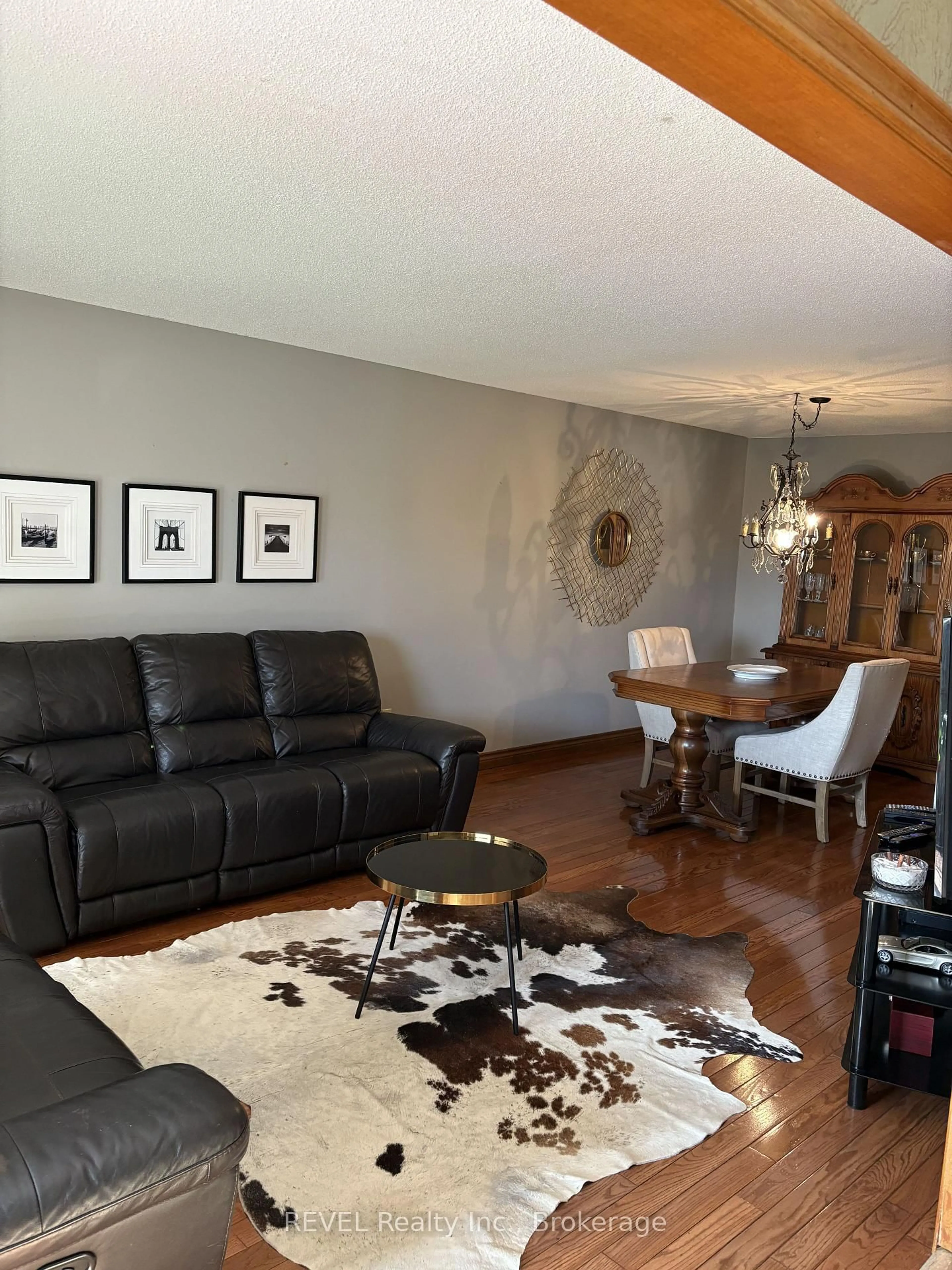 Living room with furniture, wood/laminate floor for 78 Ashburn Cres, Vaughan Ontario L4L 1G9
