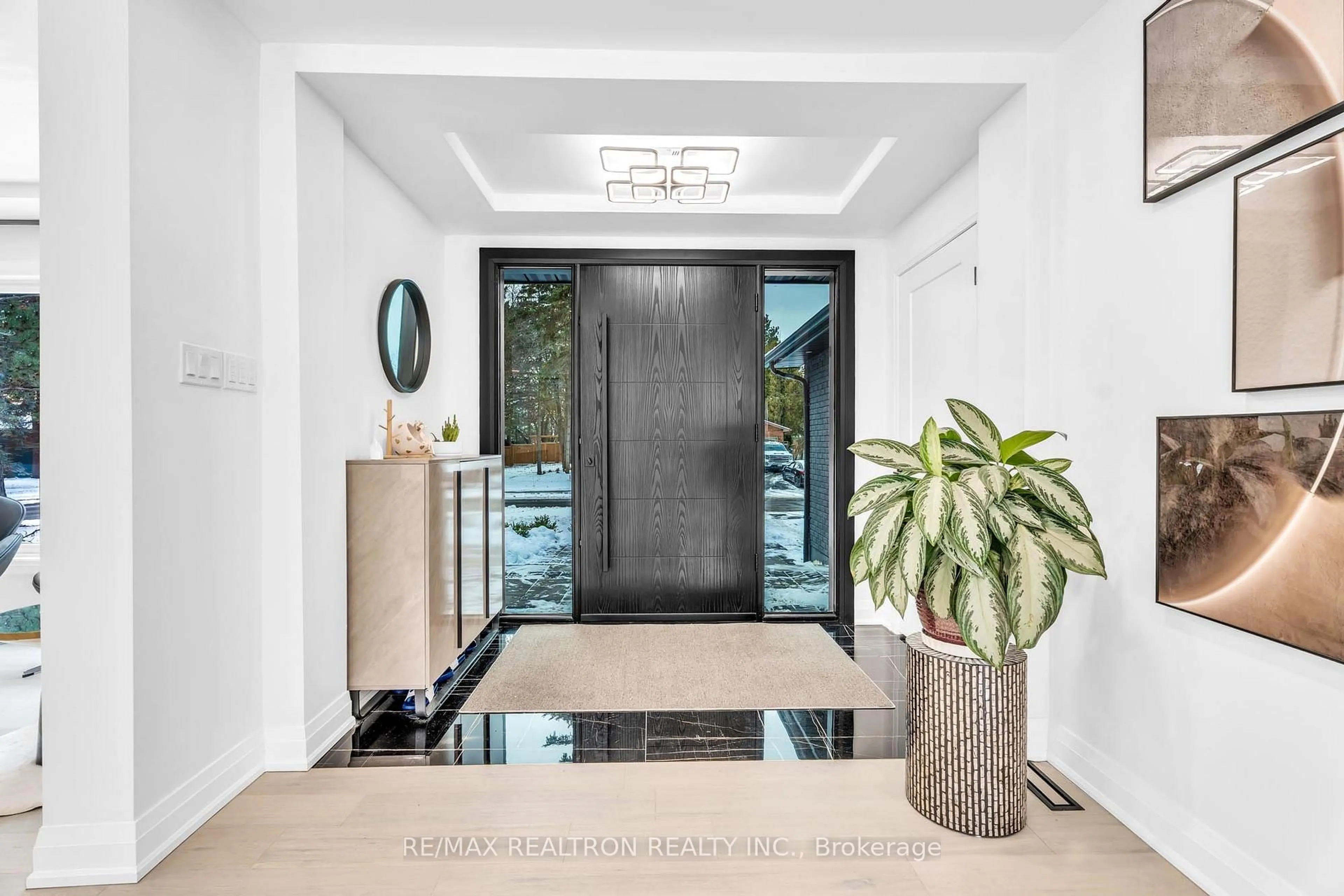 Indoor entryway for 1 Rosegarden Cres, Richmond Hill Ontario L4E 2P1