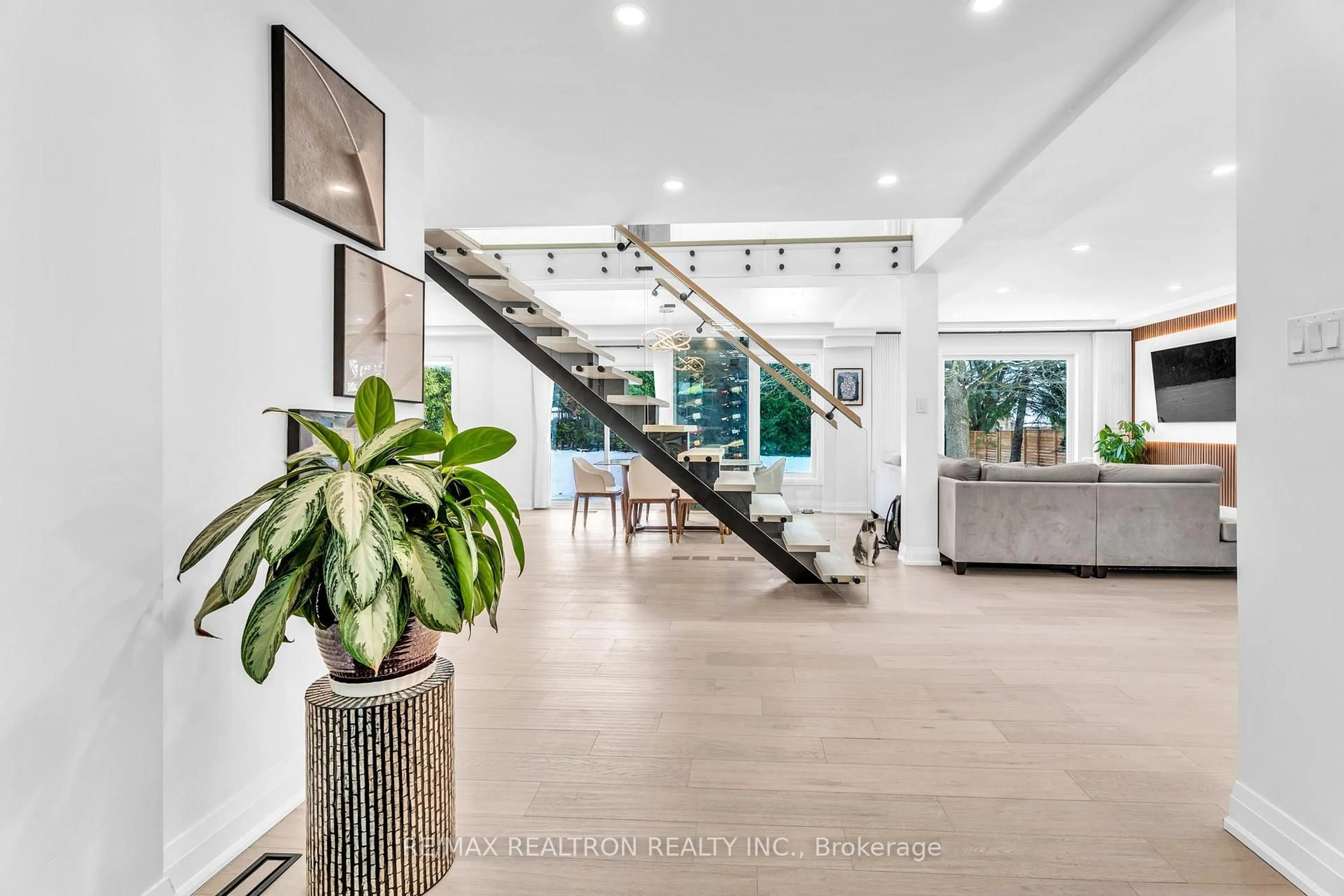 Indoor foyer for 1 Rosegarden Cres, Richmond Hill Ontario L4E 2P1