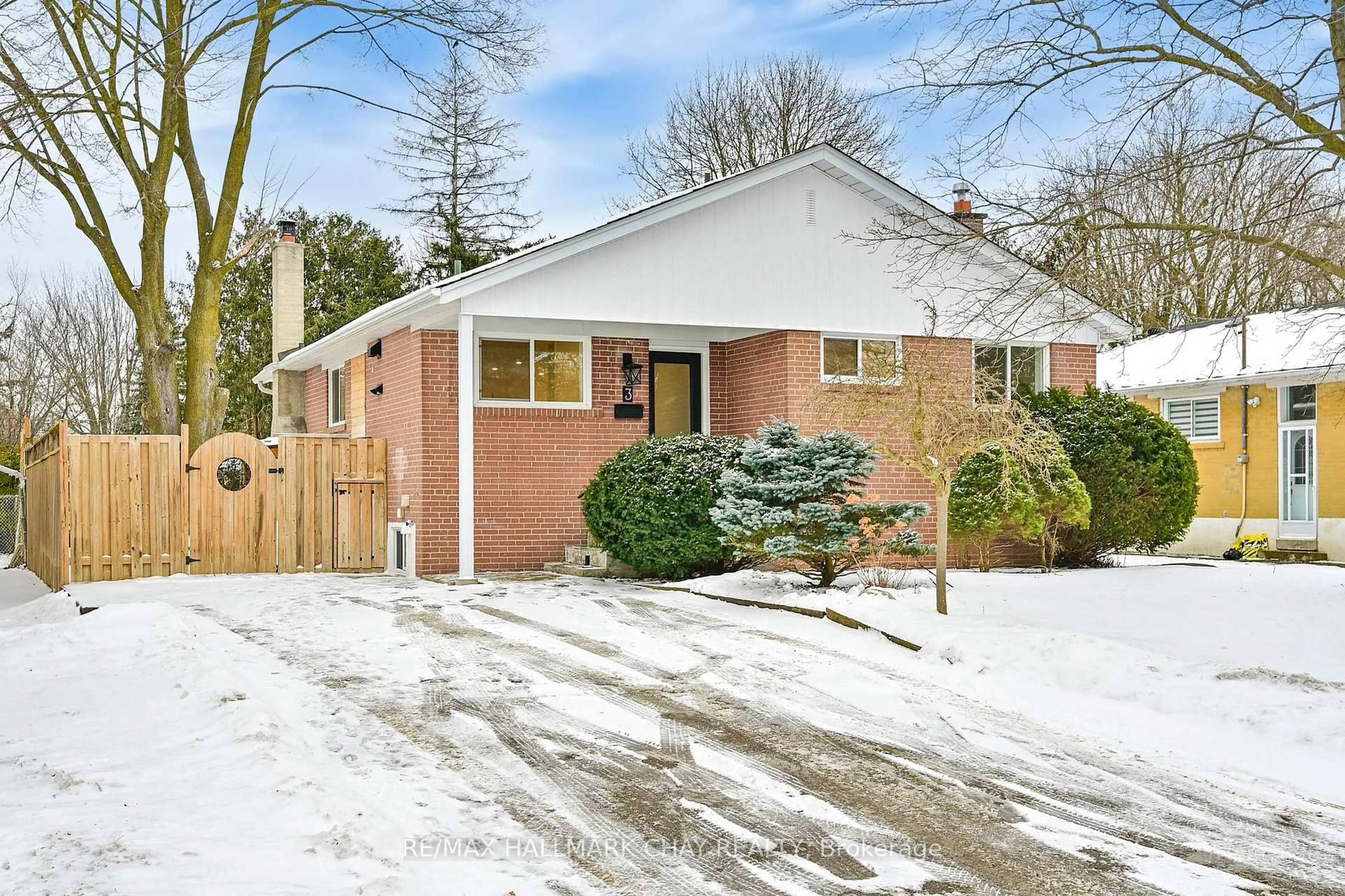 Home with brick exterior material, street for 3 Davidson Rd, Aurora Ontario L4G 2A9