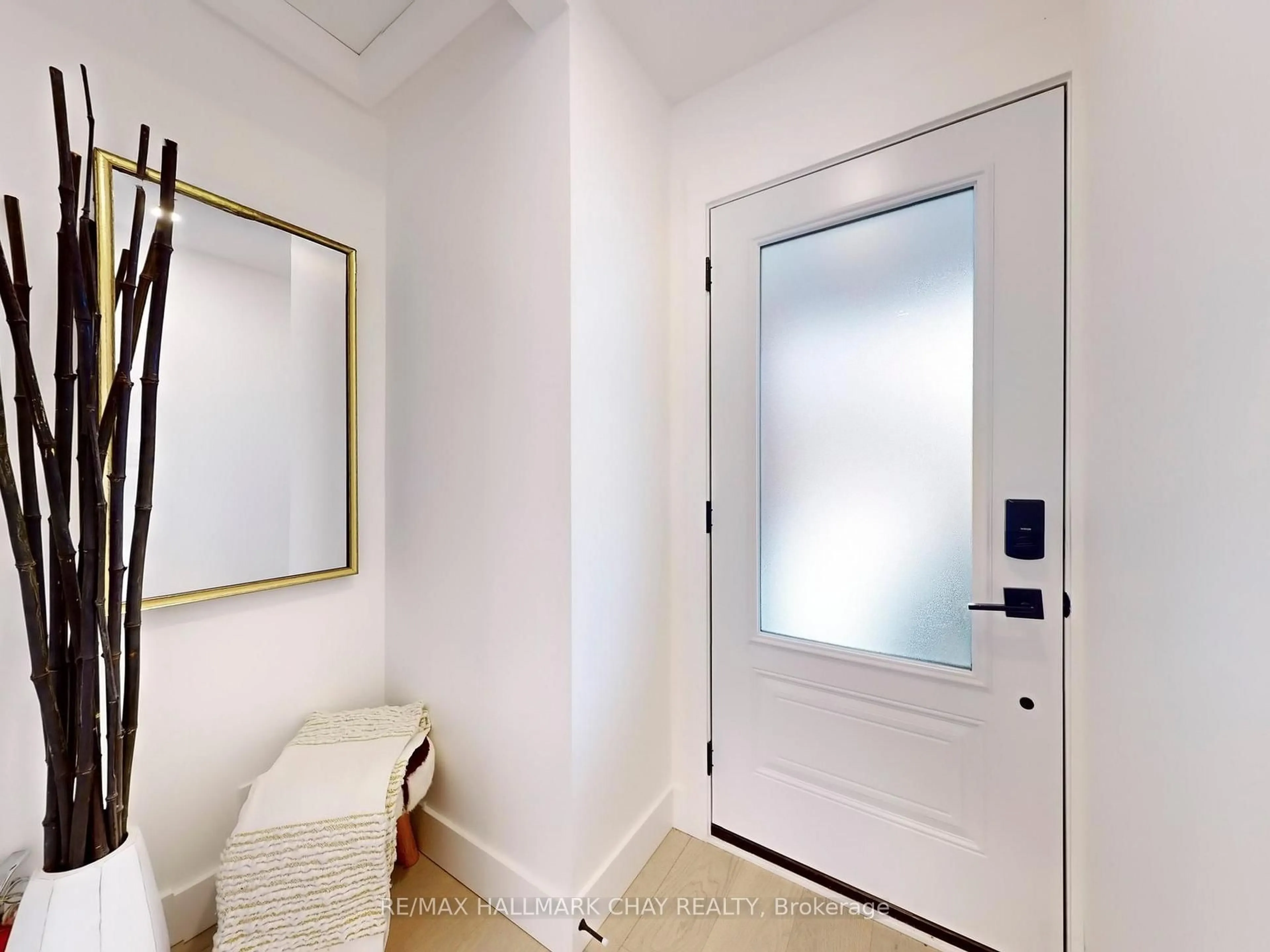 Indoor entryway for 3 Davidson Rd, Aurora Ontario L4G 2A9