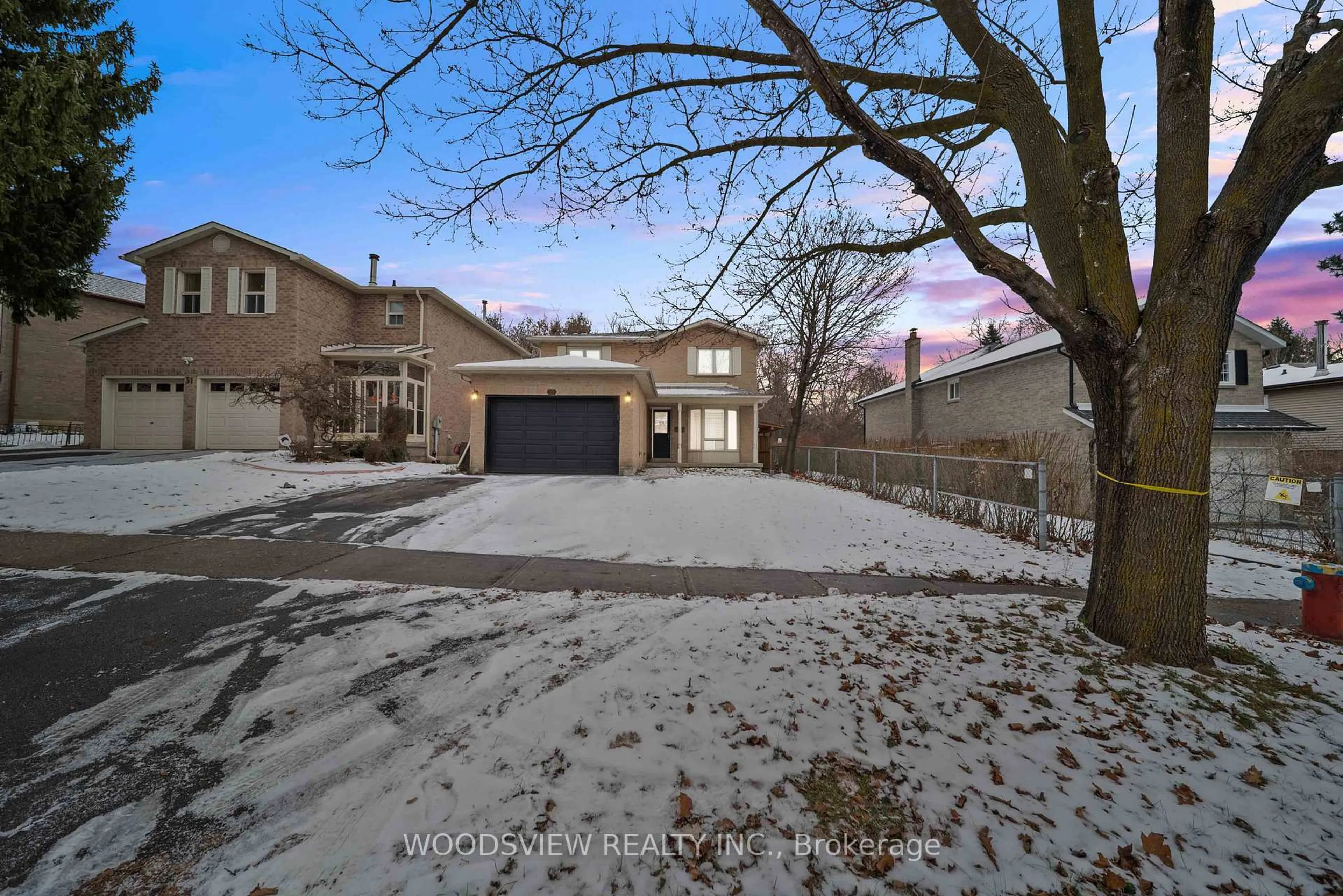 A pic from outside/outdoor area/front of a property/back of a property/a pic from drone, street for 29 Misty Moor Dr, Richmond Hill Ontario L4C 6P9