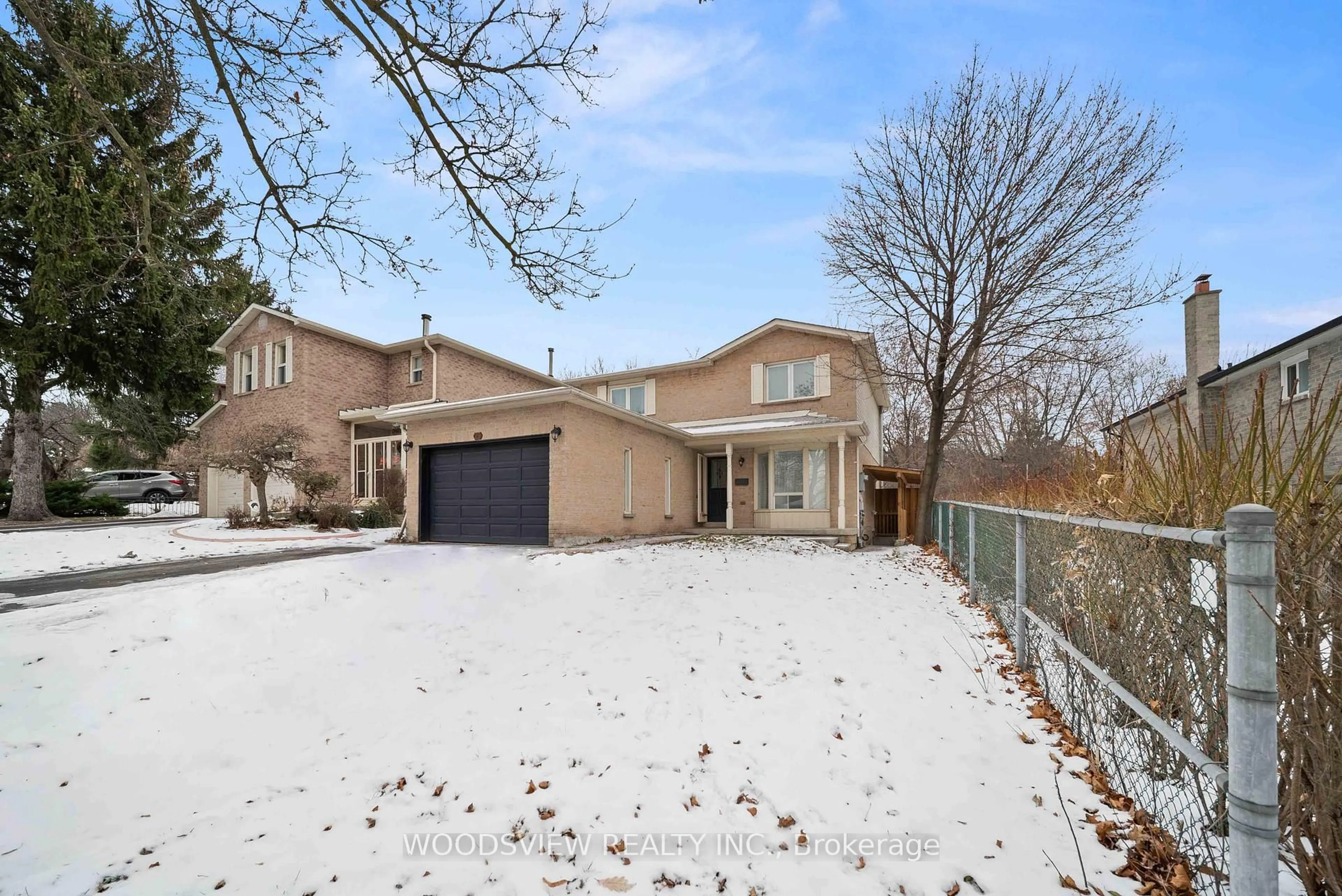 A pic from outside/outdoor area/front of a property/back of a property/a pic from drone, street for 29 Misty Moor Dr, Richmond Hill Ontario L4C 6P9