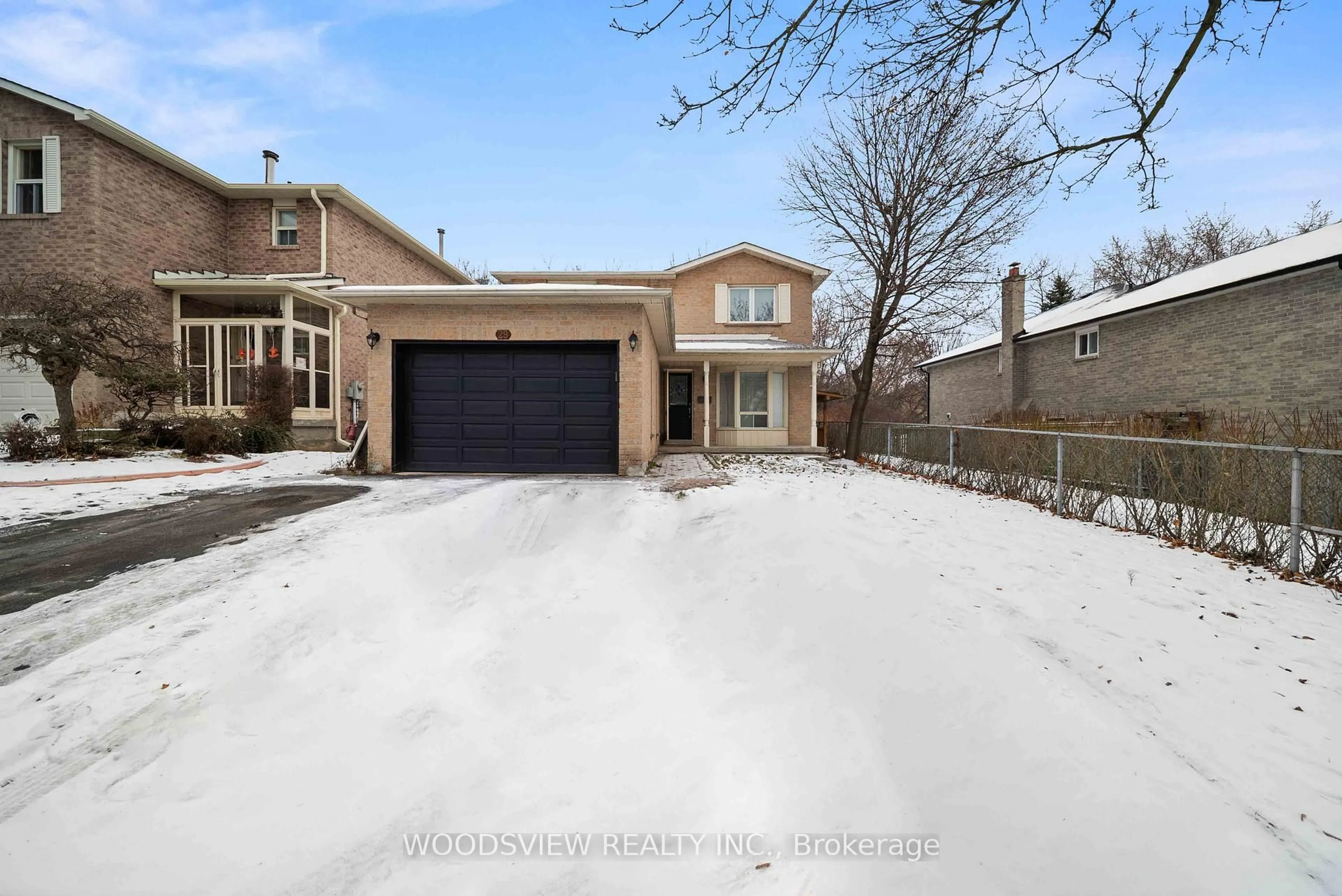 A pic from outside/outdoor area/front of a property/back of a property/a pic from drone, street for 29 Misty Moor Dr, Richmond Hill Ontario L4C 6P9