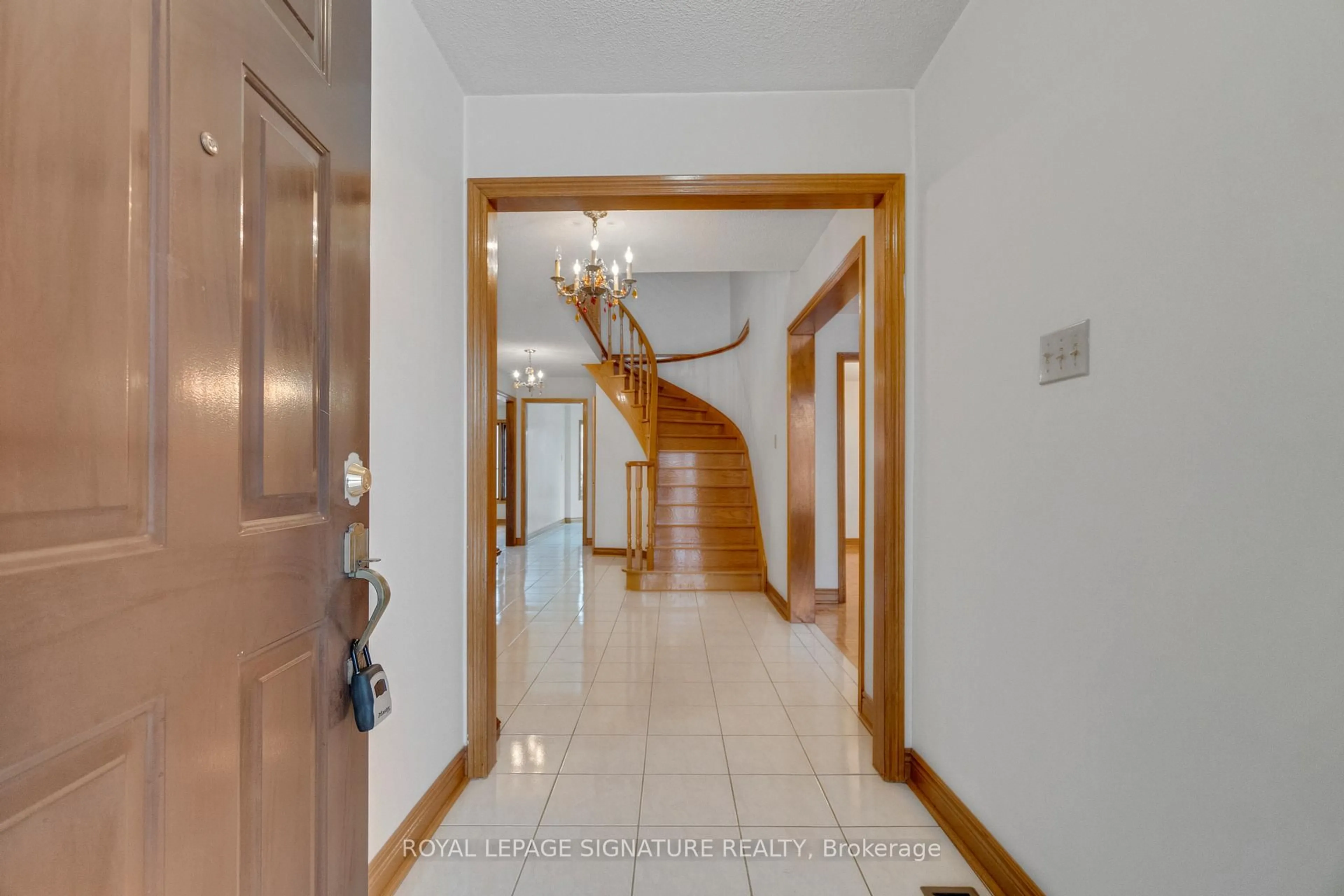 Indoor foyer for 71 Marieta St, Vaughan Ontario L4L 7T2