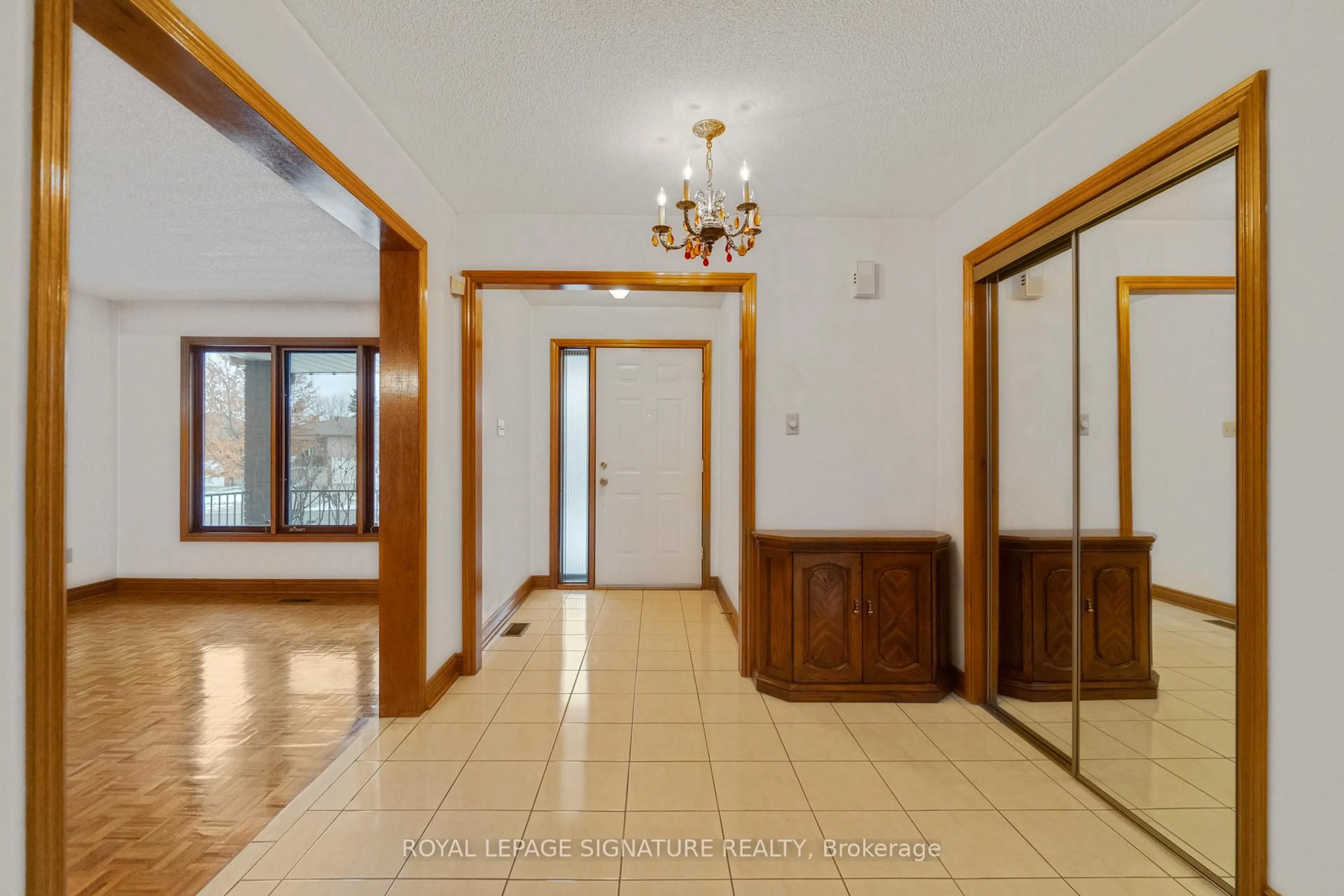 Indoor foyer for 71 Marieta St, Vaughan Ontario L4L 7T2