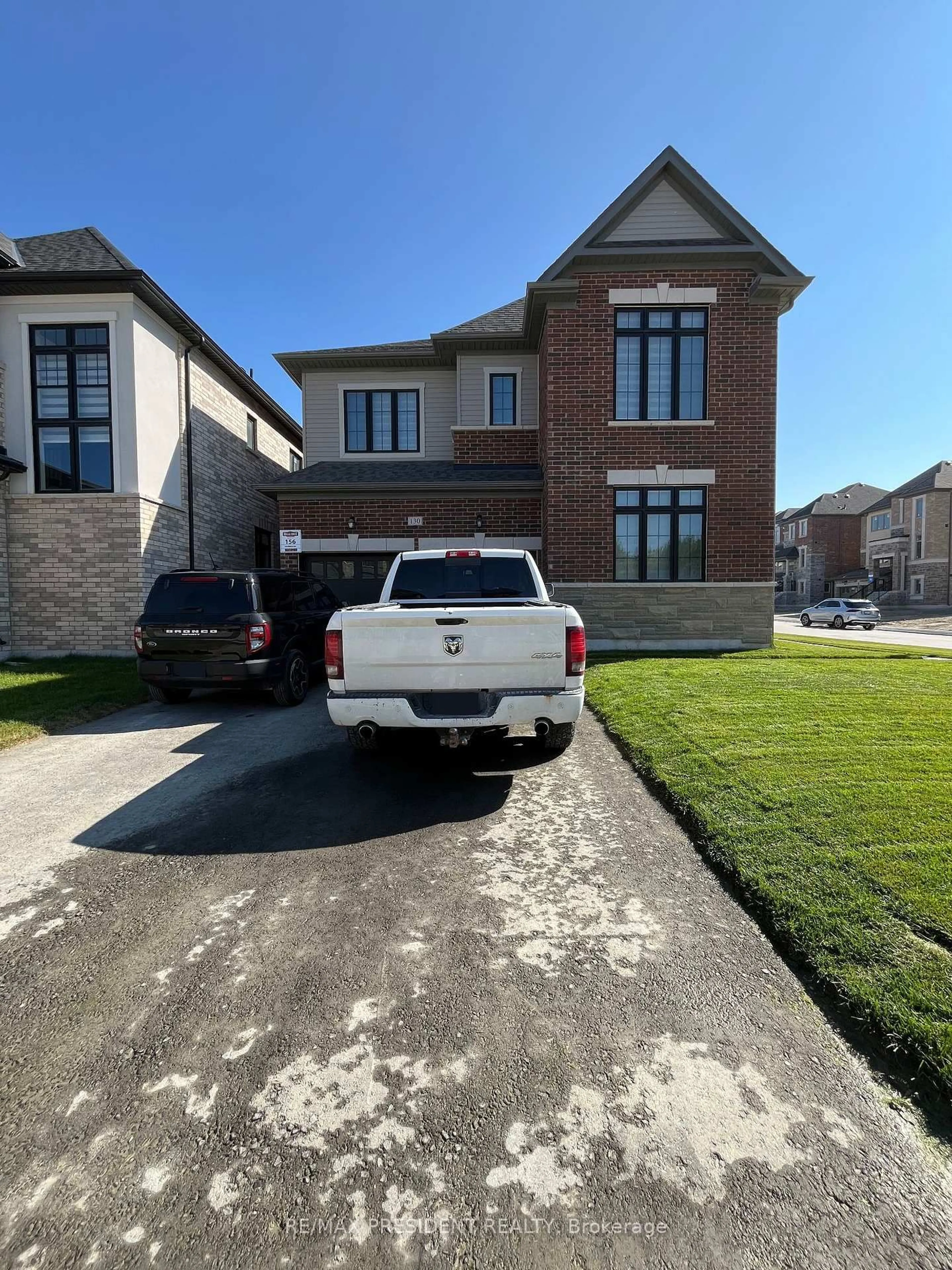 Home with brick exterior material, street for 130 Wraggs Rd, Bradford West Gwillimbury Ontario L3Z 4N2