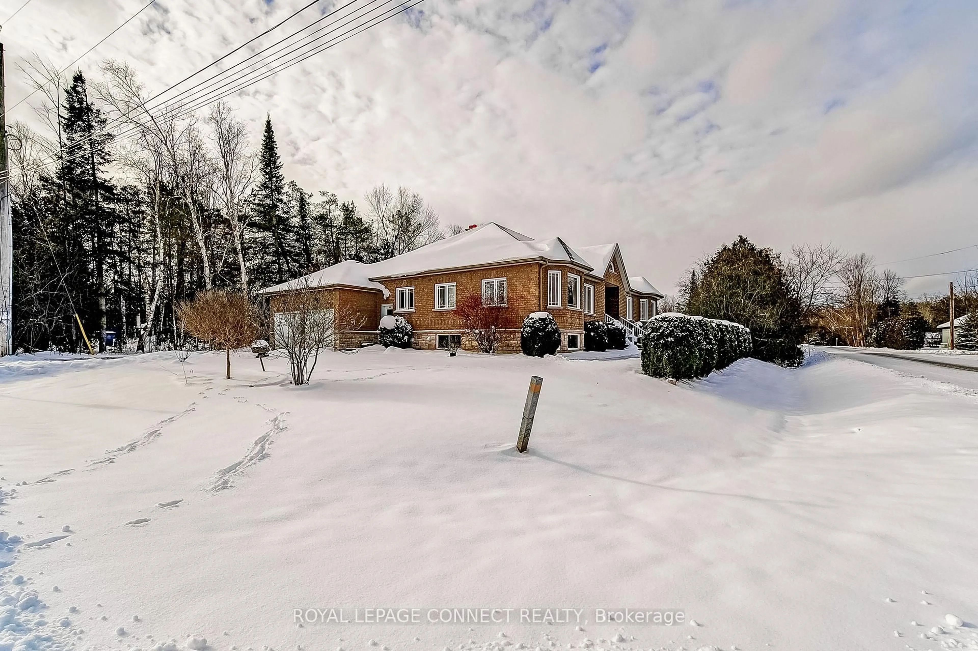 A pic from outside/outdoor area/front of a property/back of a property/a pic from drone, street for 46 Alexander Blvd, Georgina Ontario L0E 1L0