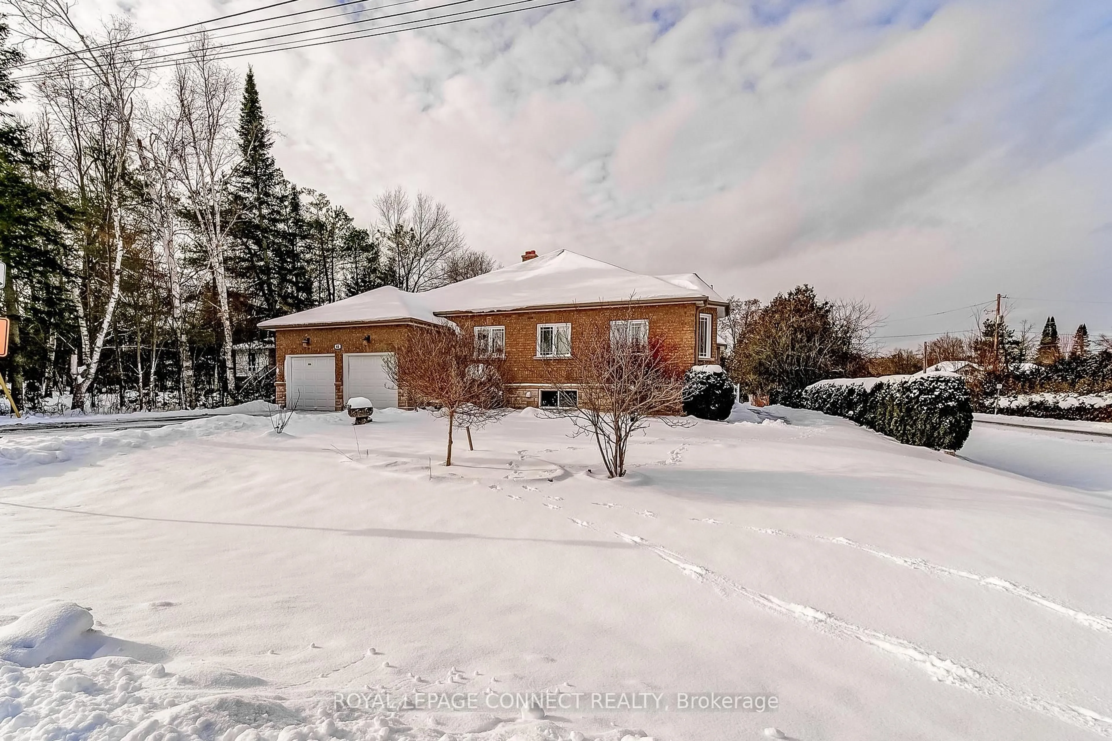 A pic from outside/outdoor area/front of a property/back of a property/a pic from drone, street for 46 Alexander Blvd, Georgina Ontario L0E 1L0