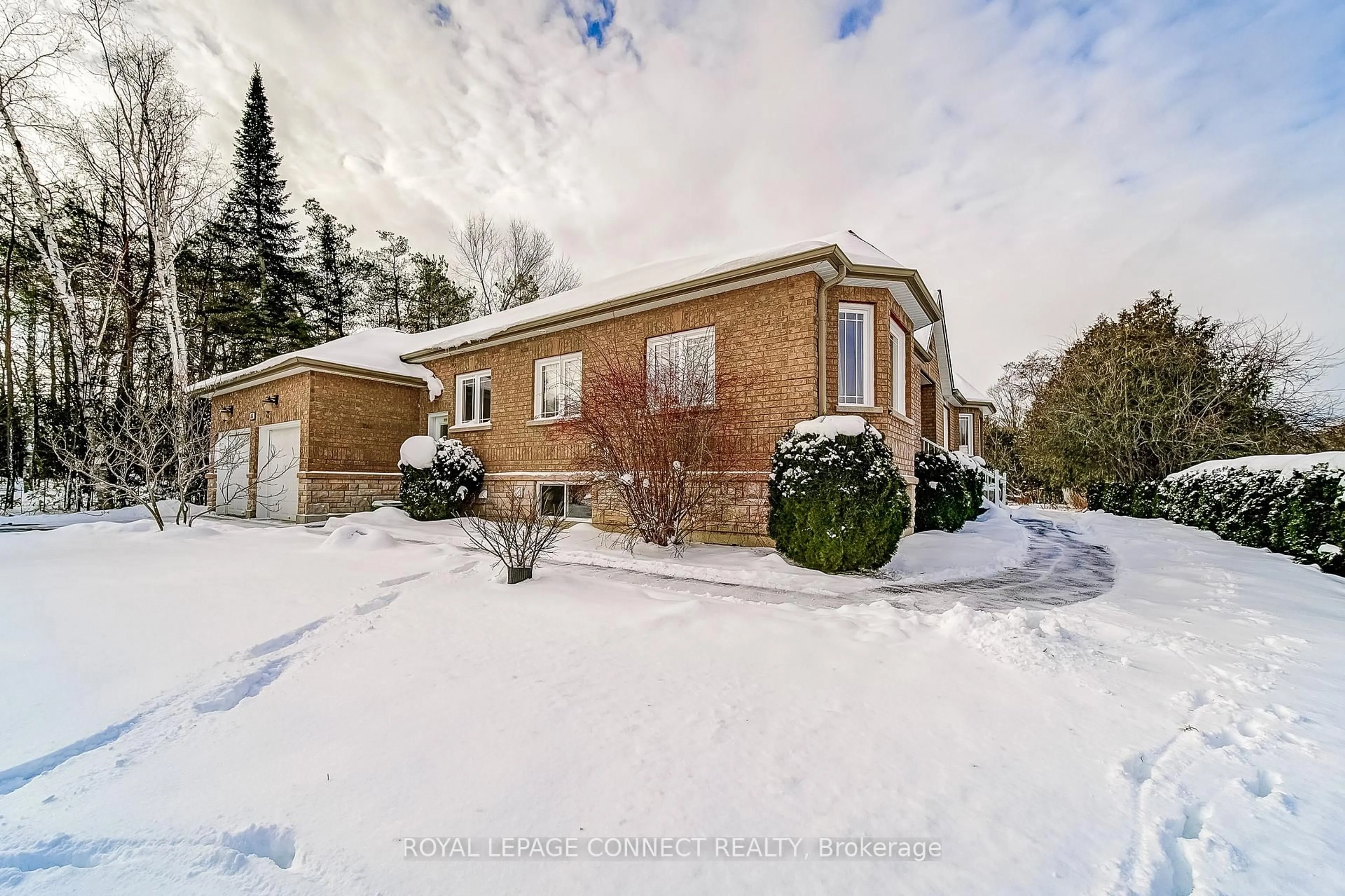 A pic from outside/outdoor area/front of a property/back of a property/a pic from drone, street for 46 Alexander Blvd, Georgina Ontario L0E 1L0