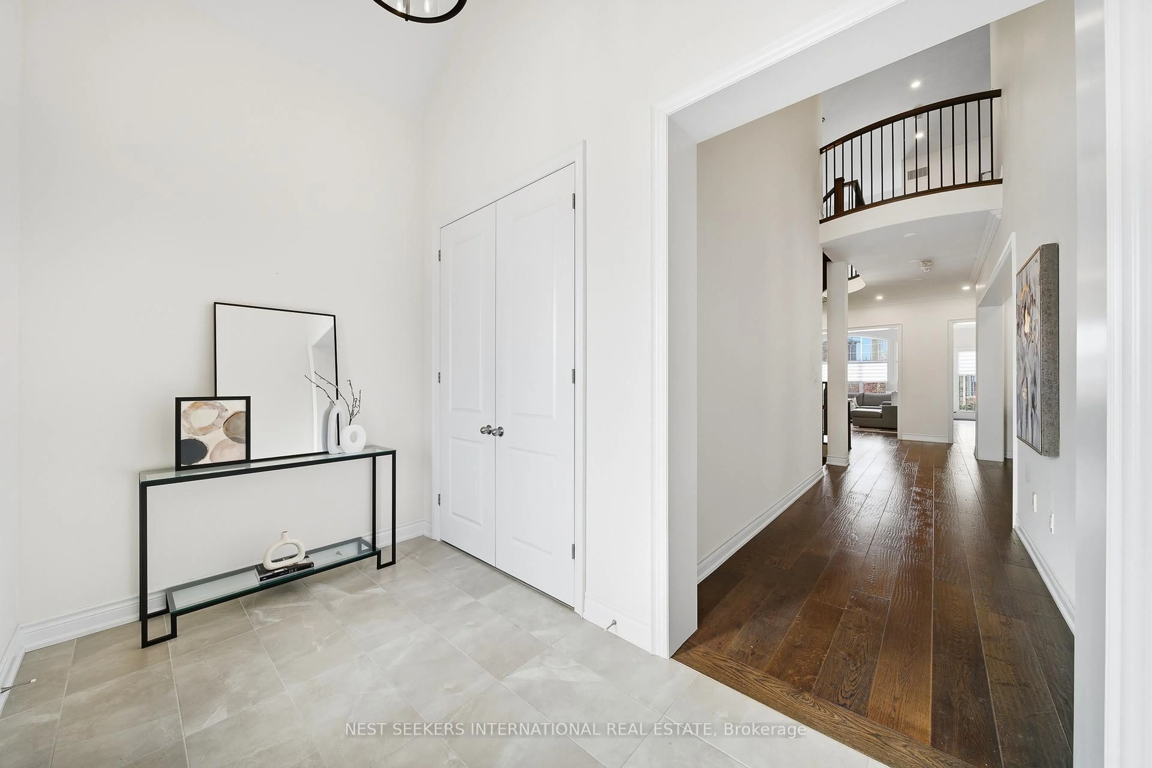 Indoor entryway for 10 Larkin Ave, King Ontario L7B 0N8