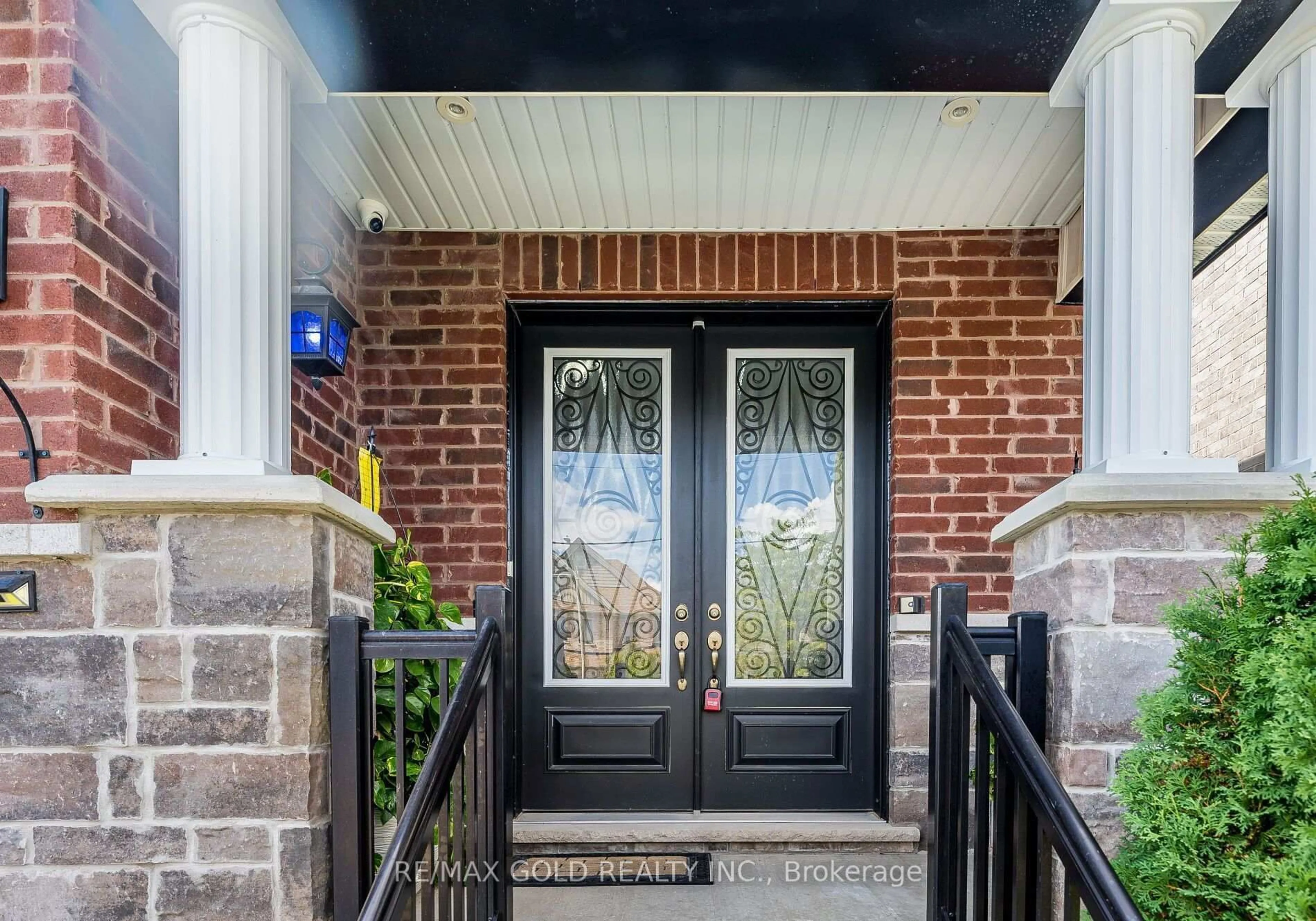 Indoor entryway for 220 Eight Ave, New Tecumseth Ontario L9R 0H8