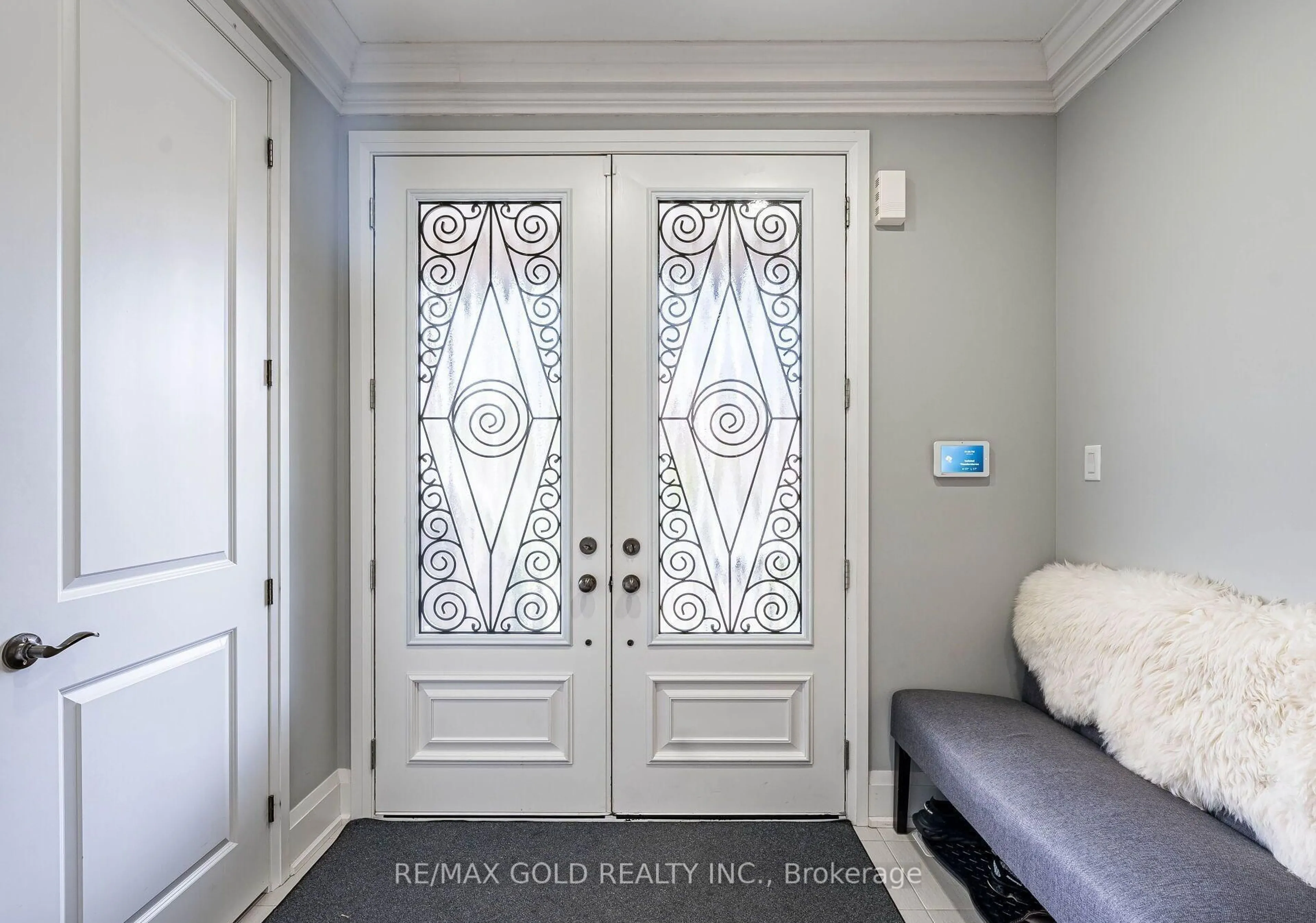 Indoor entryway for 220 Eight Ave, New Tecumseth Ontario L9R 0H8