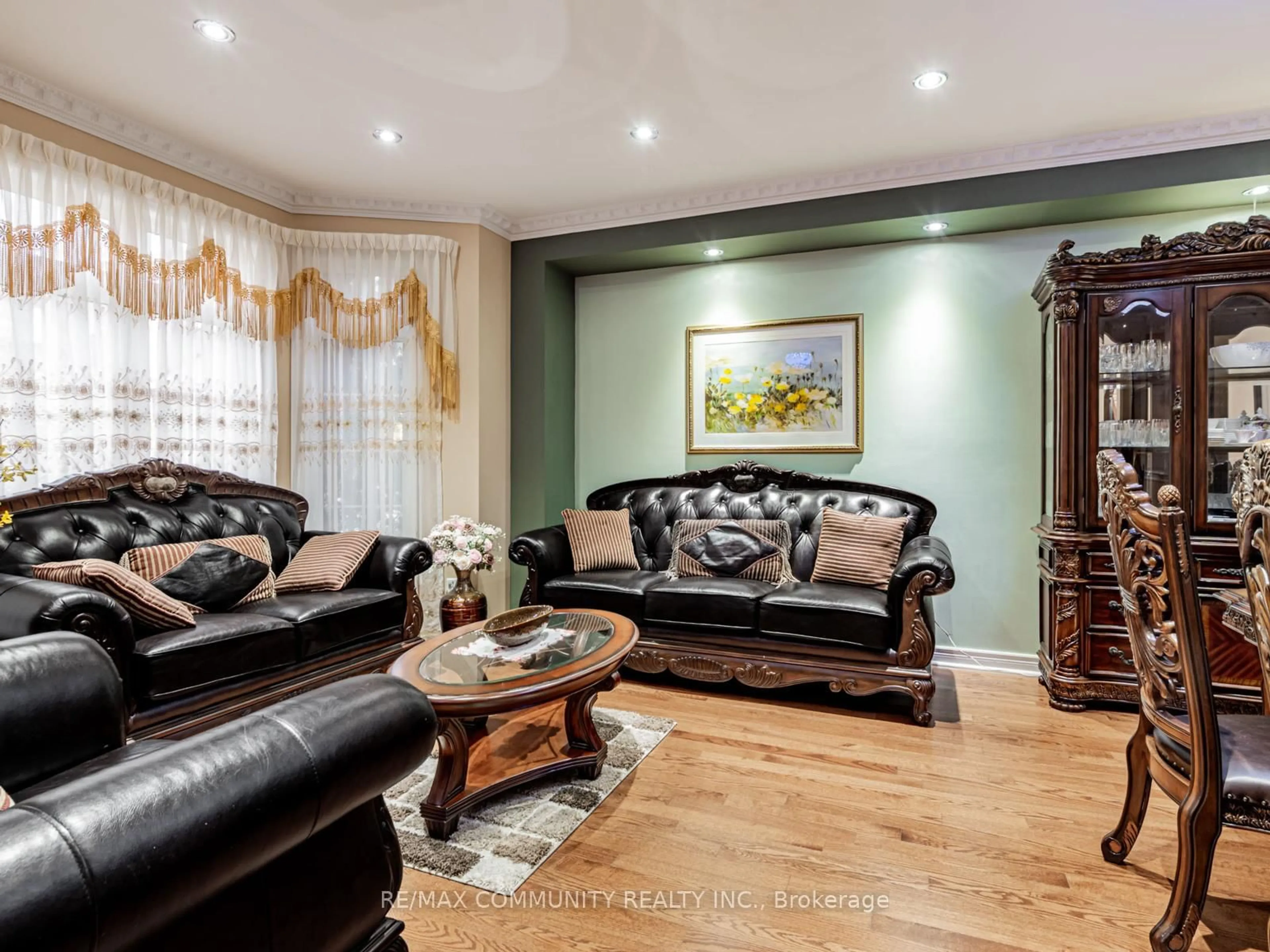 Living room with furniture, wood/laminate floor for 27 Windyton Ave, Markham Ontario L6B 0V5