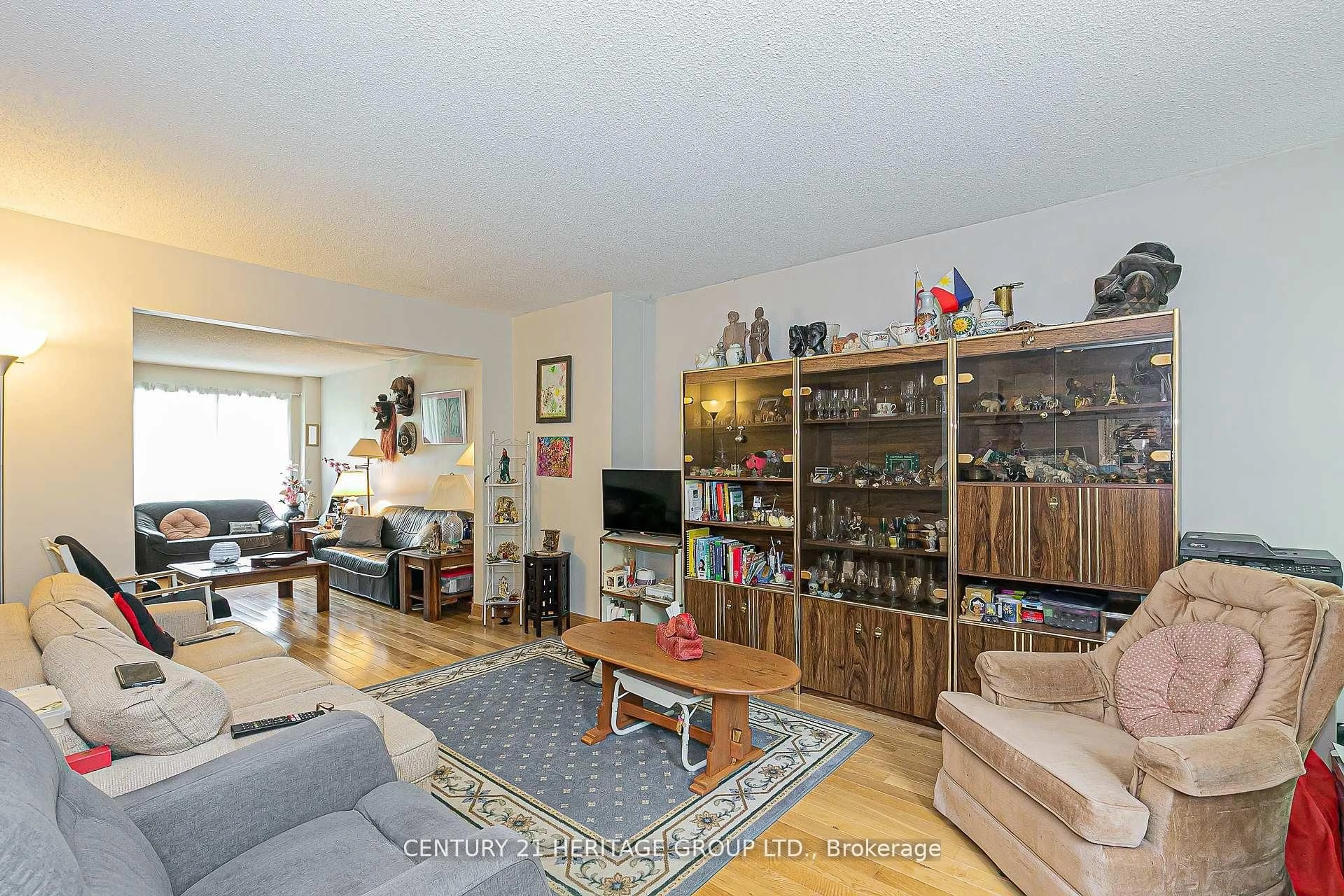Living room with furniture, wood/laminate floor for 261 Badessa Circ, Vaughan Ontario L4J 6C5