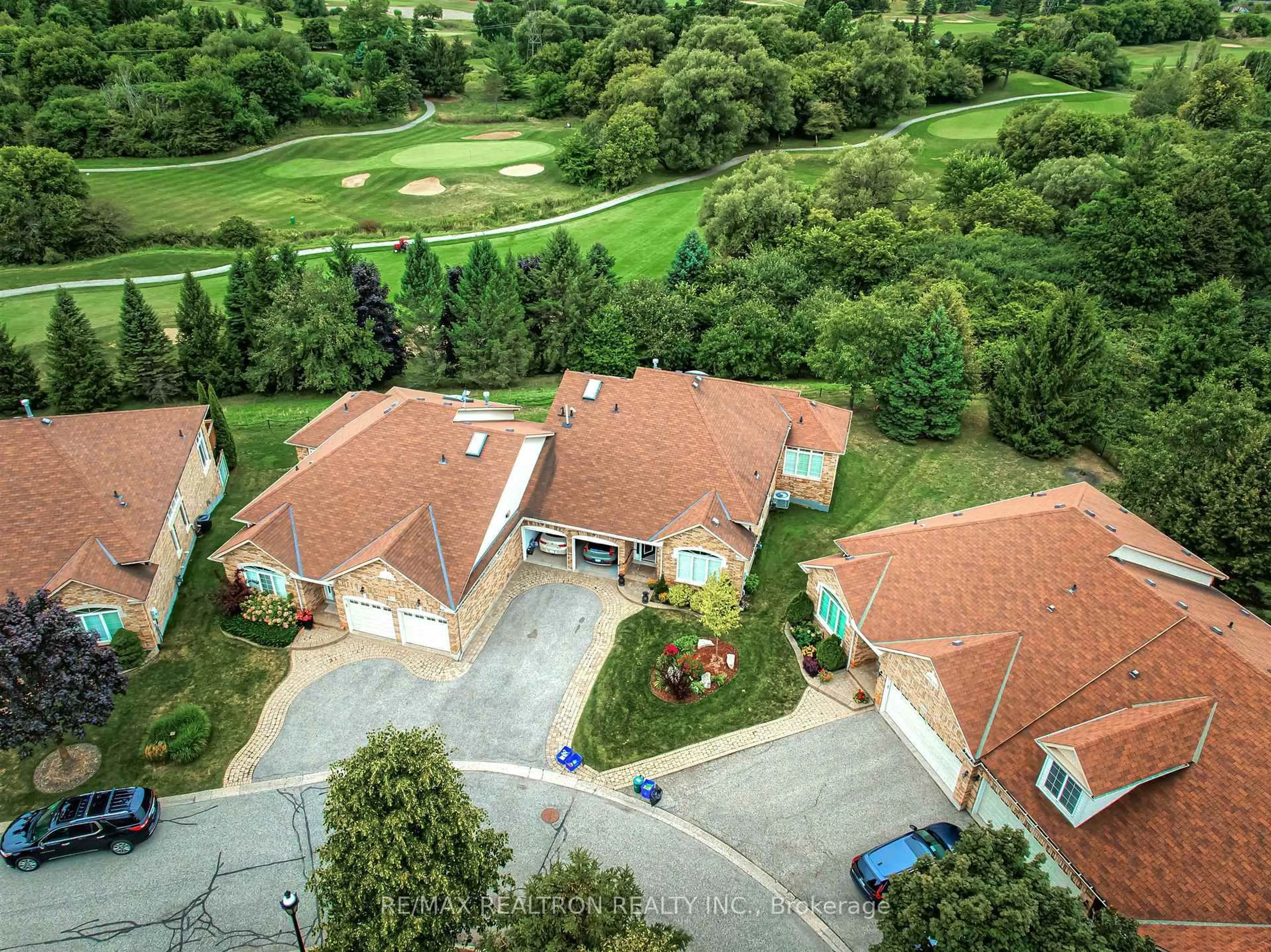 A pic from outside/outdoor area/front of a property/back of a property/a pic from drone, street for 418 Morley Cook Cres, Newmarket Ontario L3X 2M3