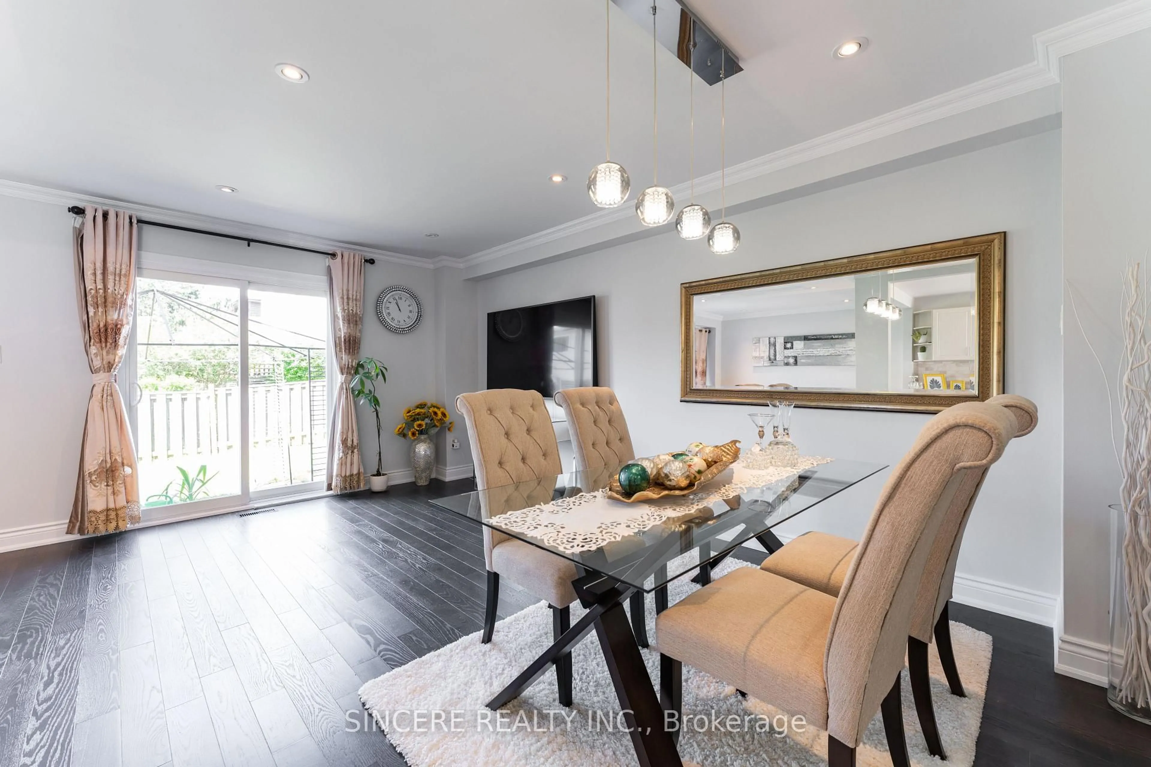 Dining room, wood/laminate floor for 8 Greenbelt Cres, Richmond Hill Ontario L4C 5R8