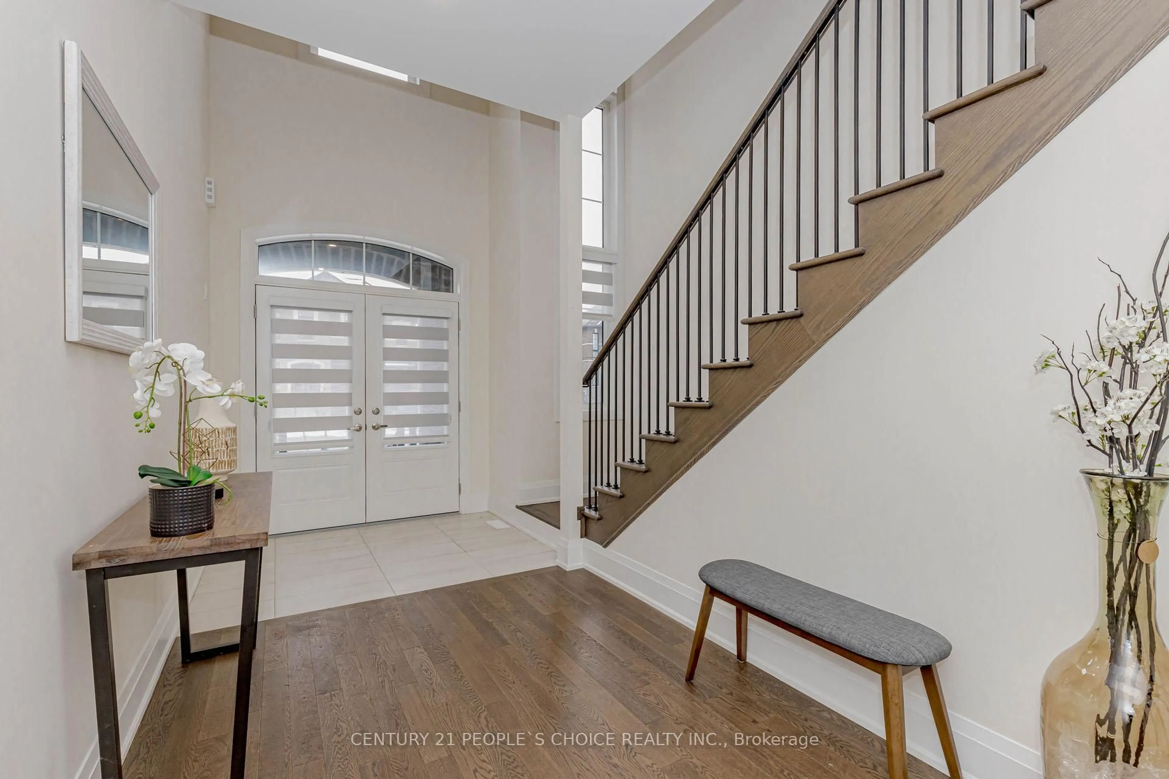 Indoor entryway for 587 Kleinburg Summit Way, Vaughan Ontario L4H 3N5