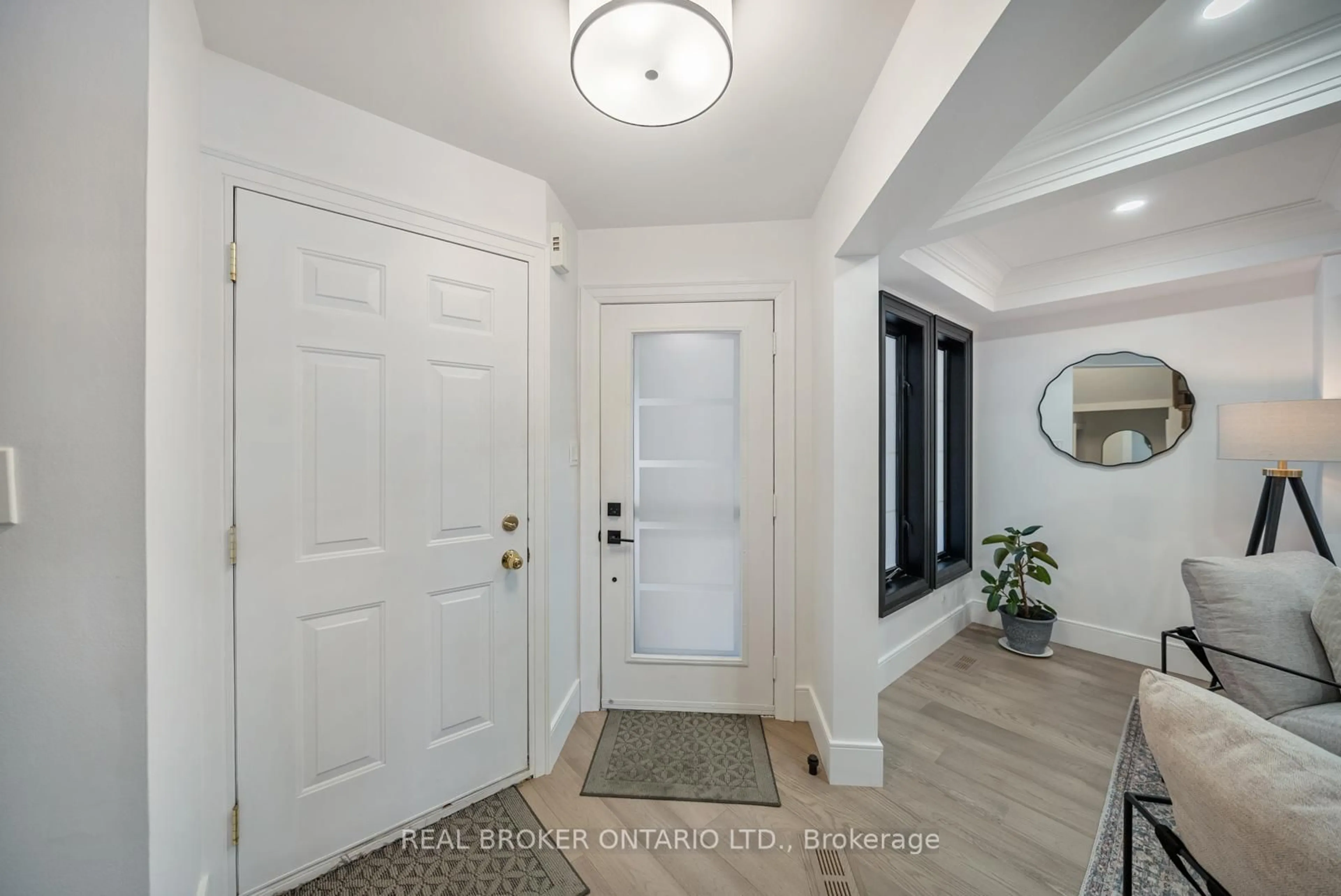 Indoor entryway for 105 McCurdy Dr, New Tecumseth Ontario L0G 1W0