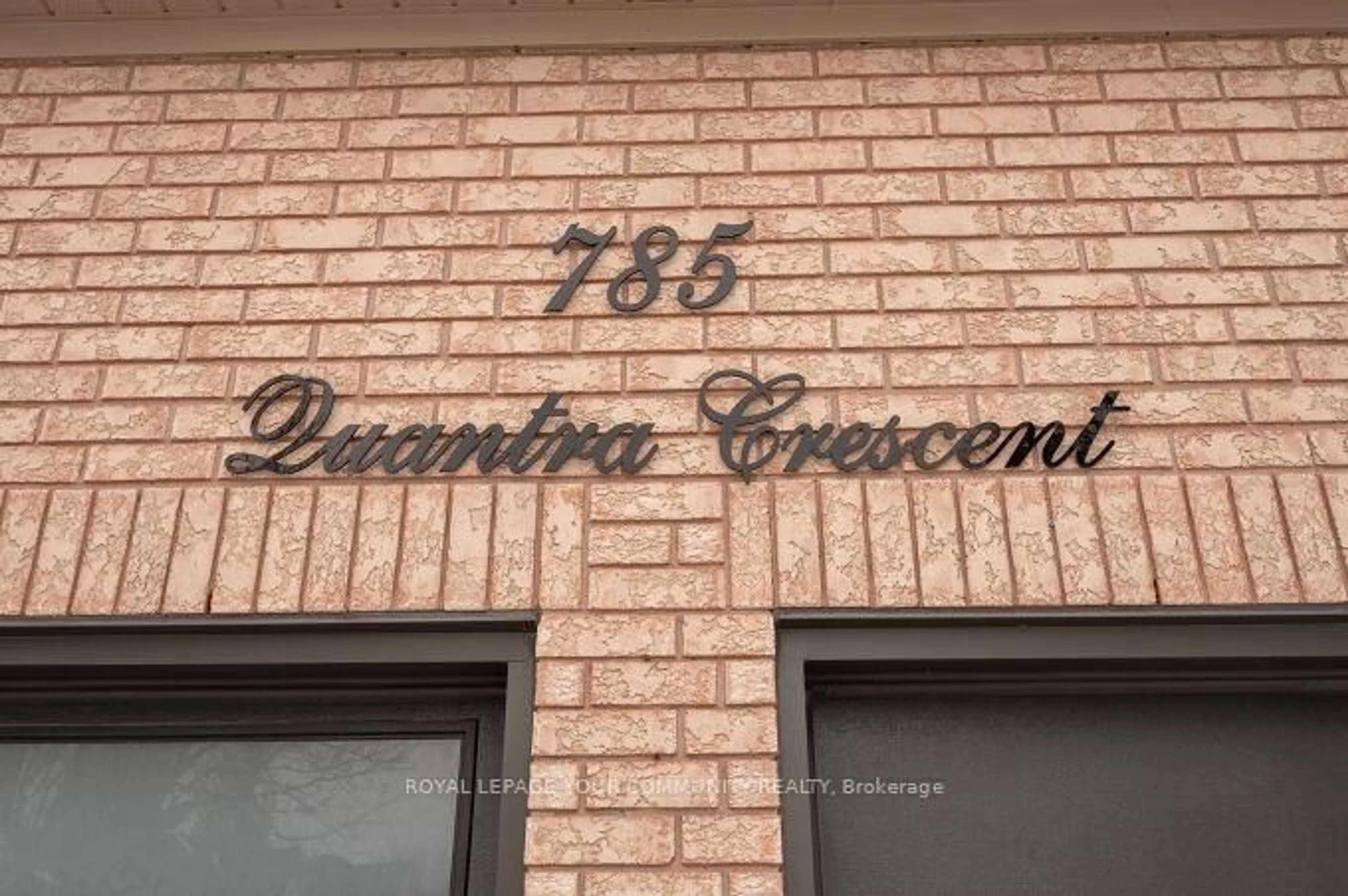 Indoor foyer for 785 Quantra Cres, Newmarket Ontario L3X 1M9