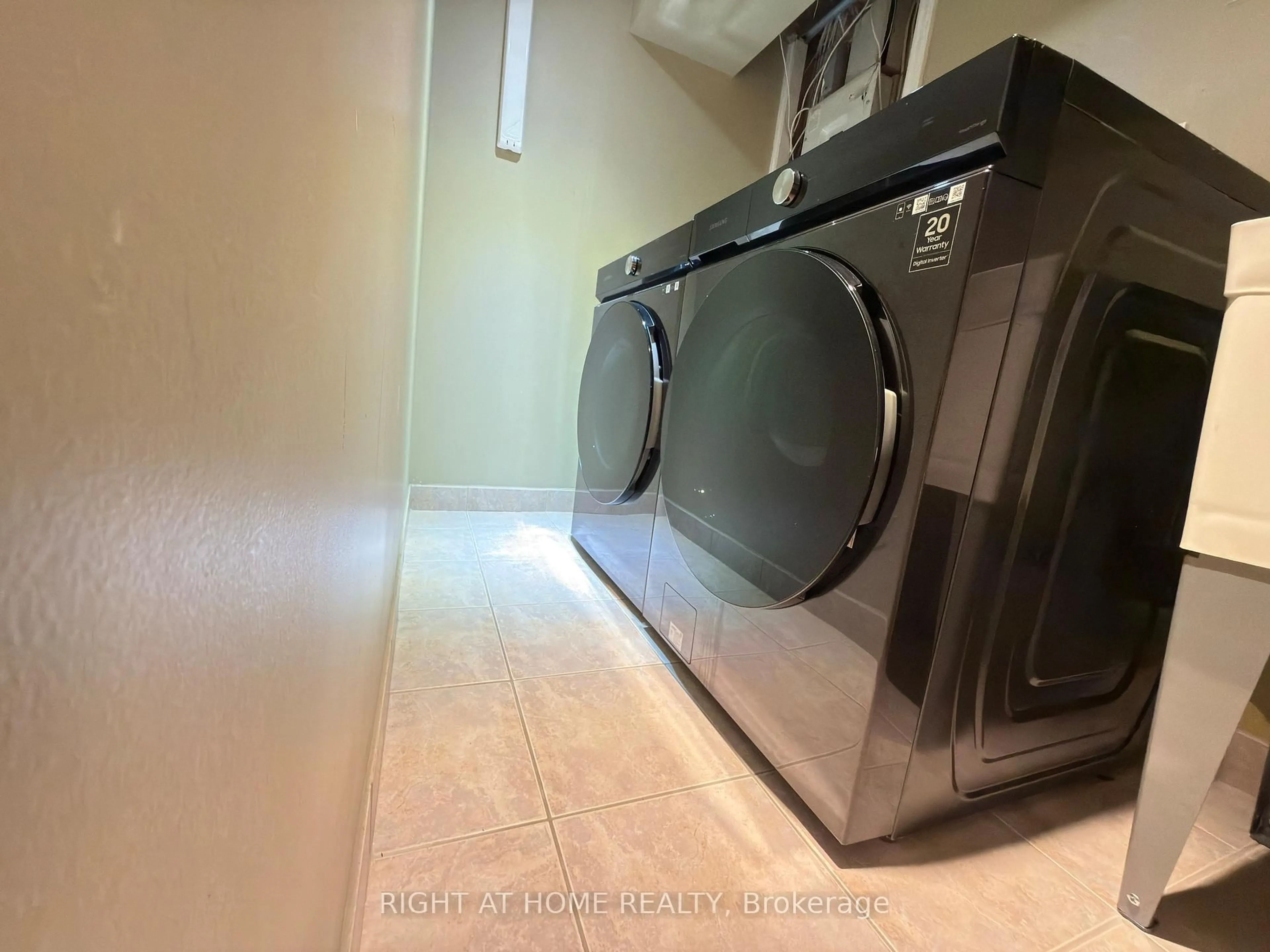 Laundry room for 3 Bellagio Cres, Vaughan Ontario L4K 5J9