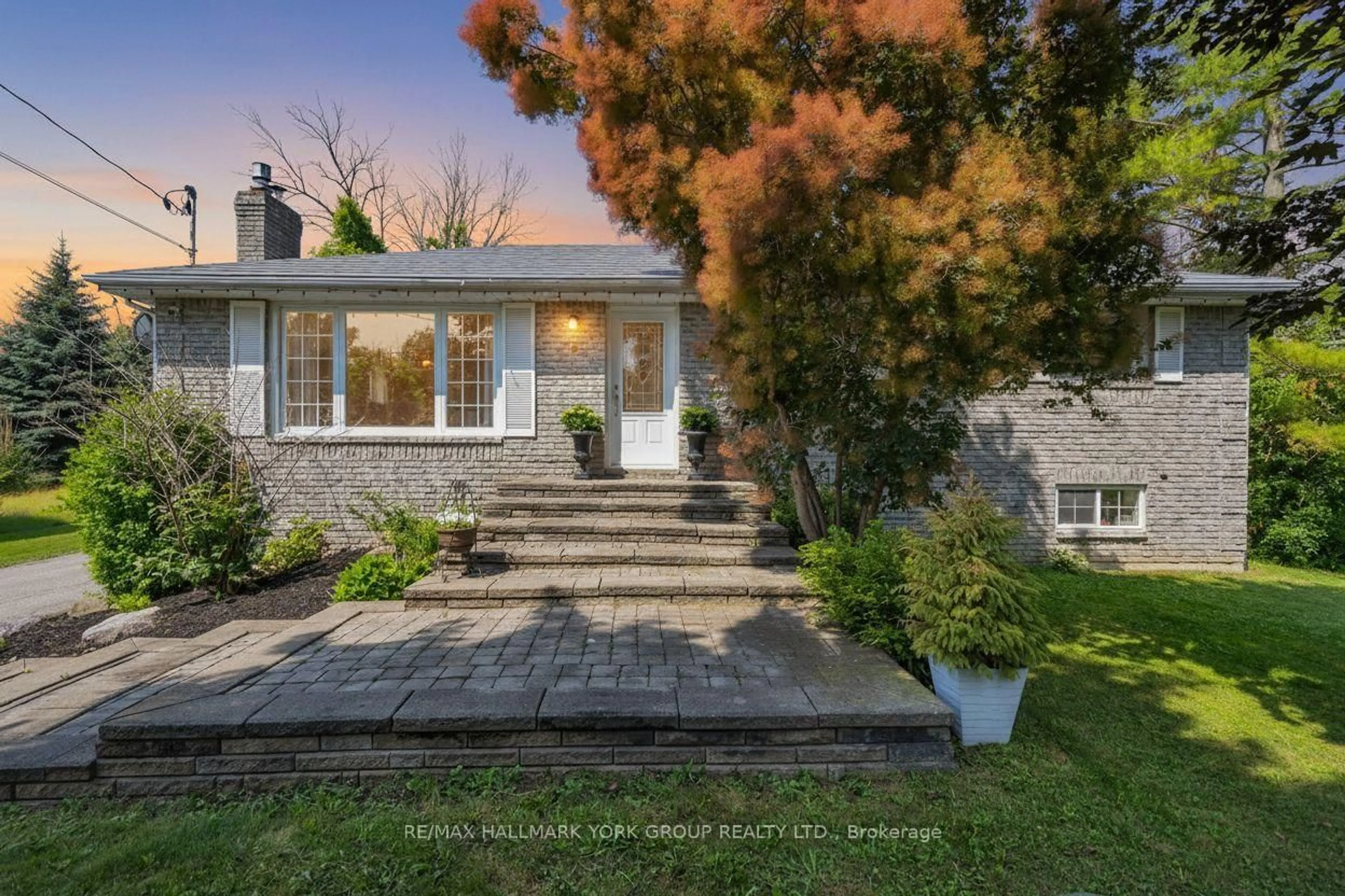 A pic from outside/outdoor area/front of a property/back of a property/a pic from drone, street for 8 Rushton Rd, Georgina Ontario L0E 1S0