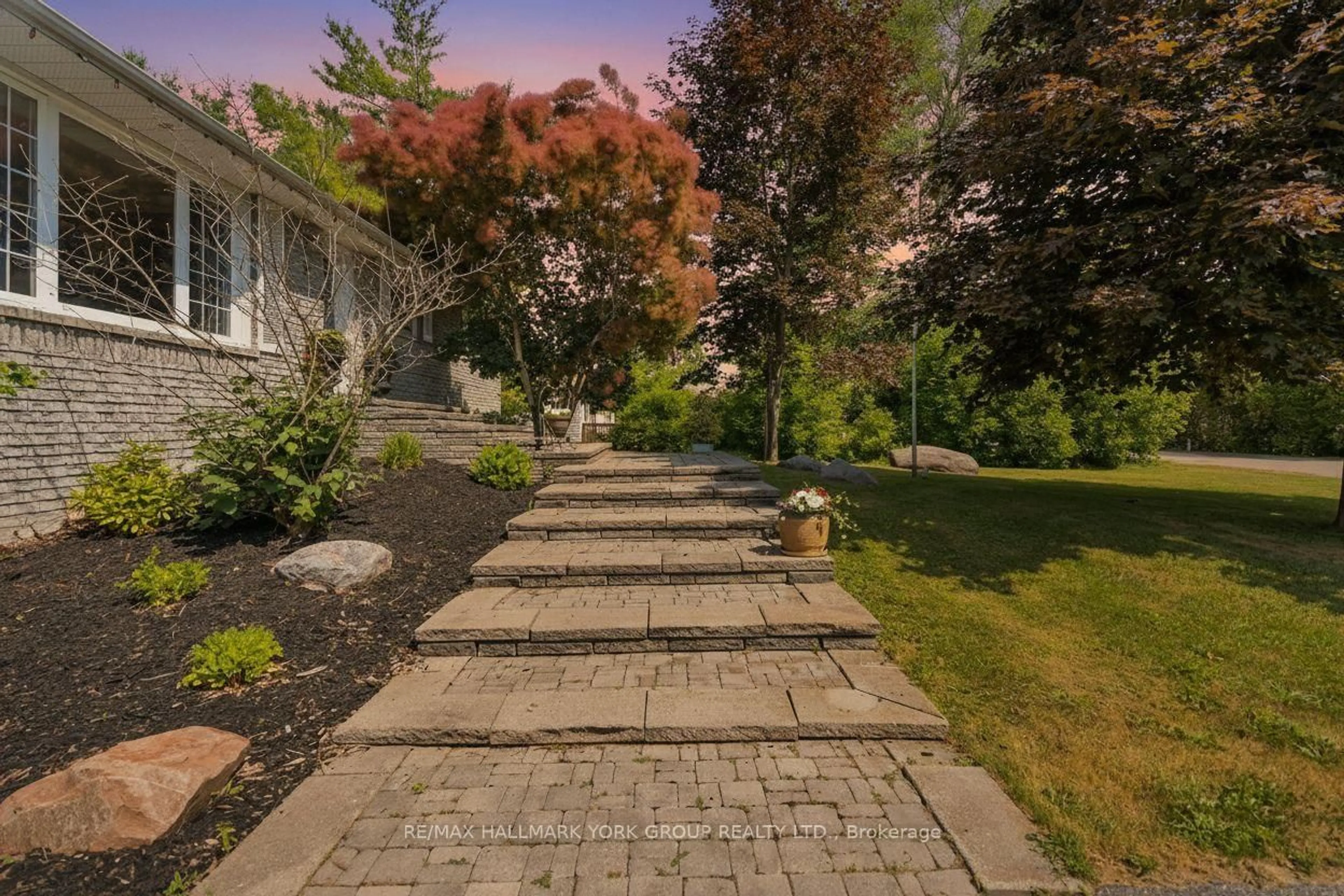 Patio, street for 8 Rushton Rd, Georgina Ontario L0E 1S0